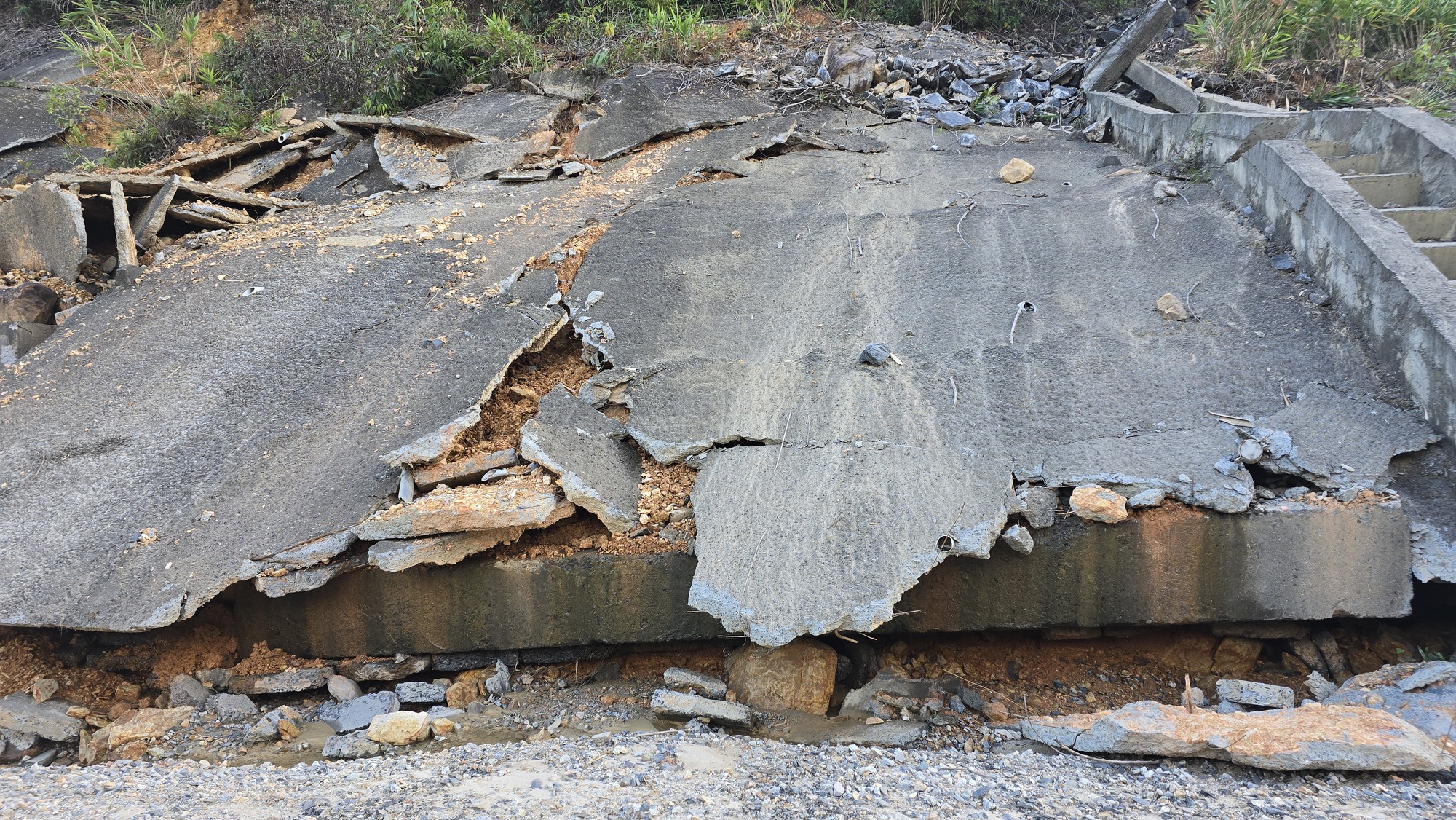 Nghi&ecirc;n cứu l&agrave;m cầu cạn tại nơi nứt mặt đường cao tốc La Sơn - H&ograve;a Li&ecirc;n- Ảnh 7.