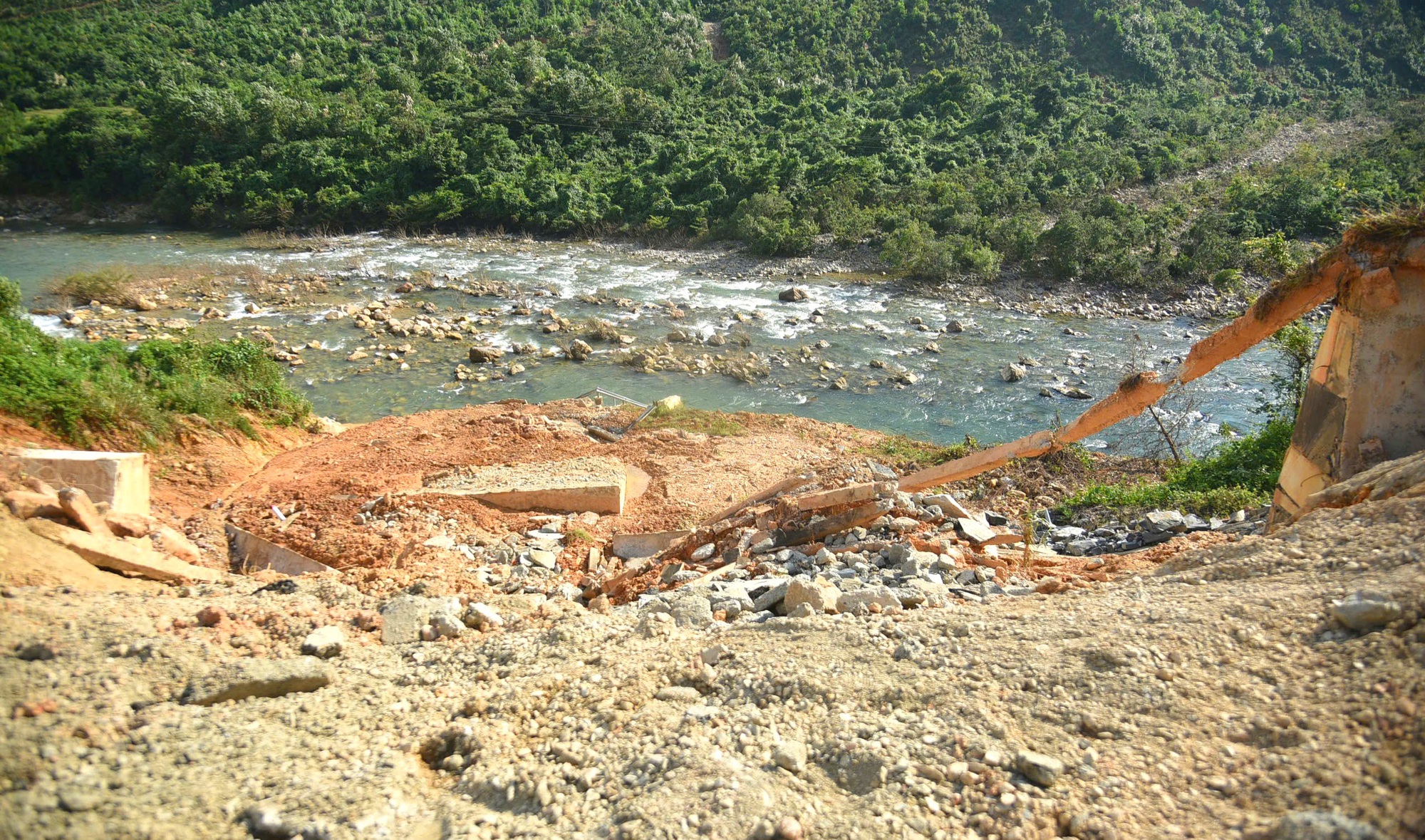 Nghi&ecirc;n cứu l&agrave;m cầu cạn tại nơi nứt mặt đường cao tốc La Sơn - H&ograve;a Li&ecirc;n- Ảnh 6.