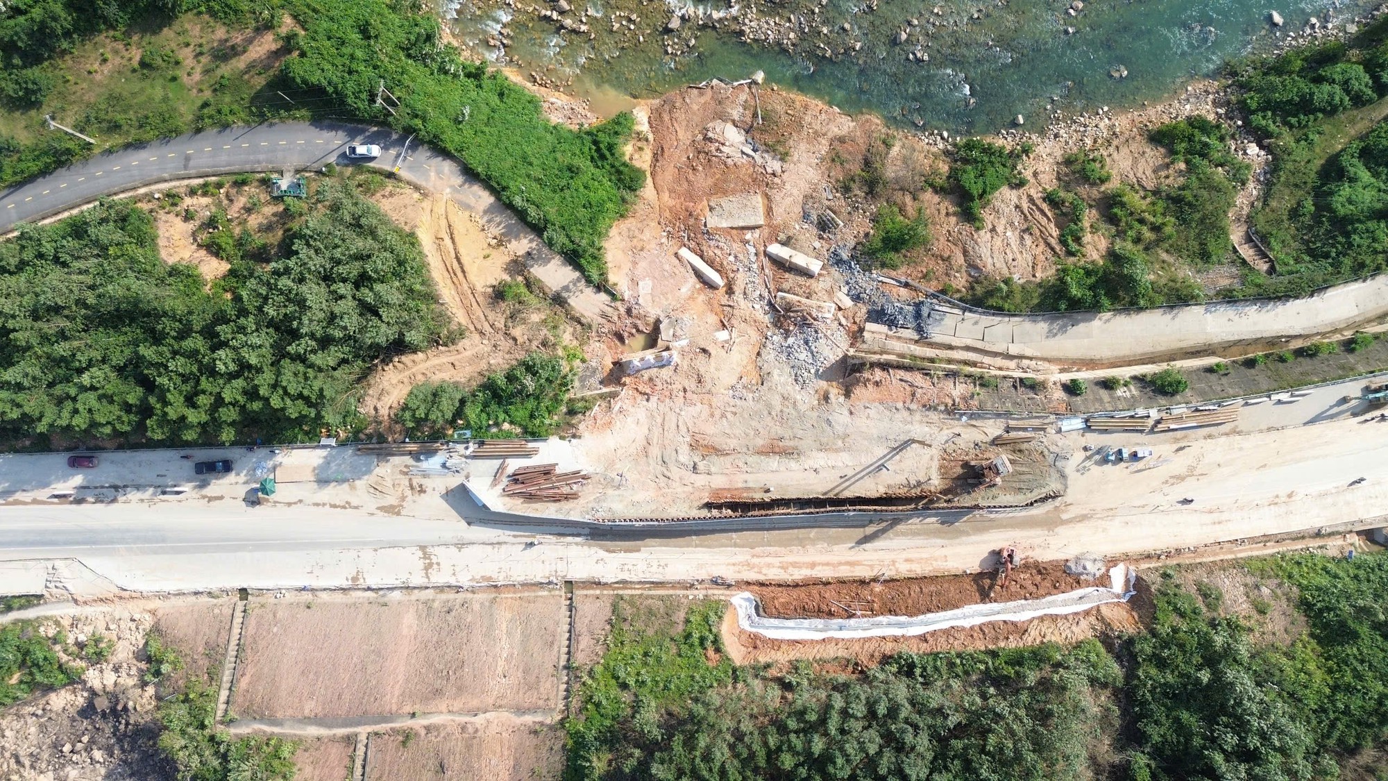 Nghi&ecirc;n cứu l&agrave;m cầu cạn tại nơi nứt mặt đường cao tốc La Sơn - H&ograve;a Li&ecirc;n- Ảnh 2.