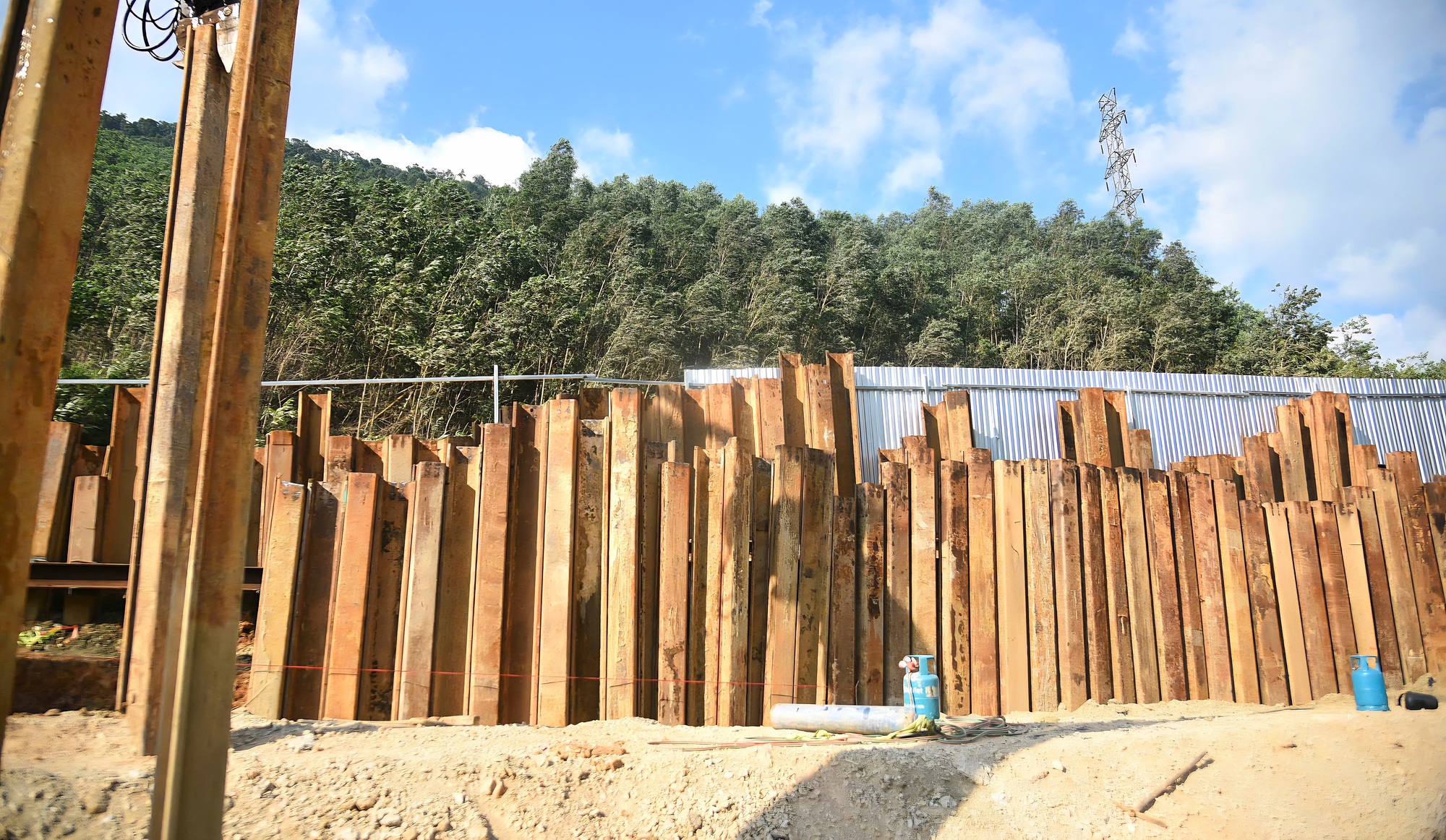 Nghi&ecirc;n cứu l&agrave;m cầu cạn tại nơi nứt mặt đường cao tốc La Sơn - H&ograve;a Li&ecirc;n- Ảnh 5.