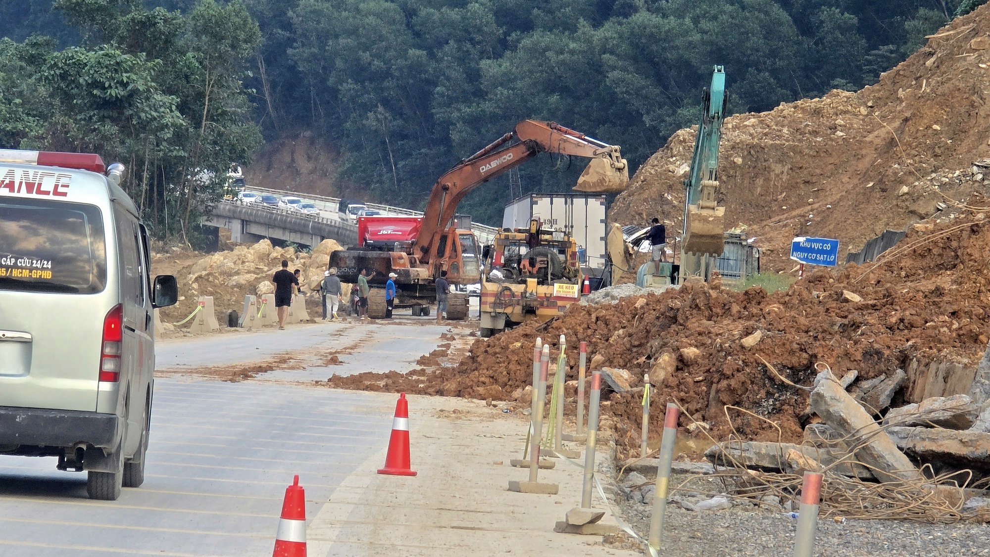 Nghi&ecirc;n cứu l&agrave;m cầu cạn tại nơi nứt mặt đường cao tốc La Sơn - H&ograve;a Li&ecirc;n- Ảnh 8.