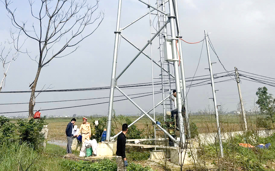 Nghệ An: Tháo dỡ, hạ độ cao cột BTS khỏi phạm vi hành lang bảo vệ an toàn đường sắt- Ảnh 1. Nghệ An: Tháo dỡ, hạ độ cao cột BTS khỏi phạm vi hành lang bảo vệ an toàn đường sắt- Ảnh 1.