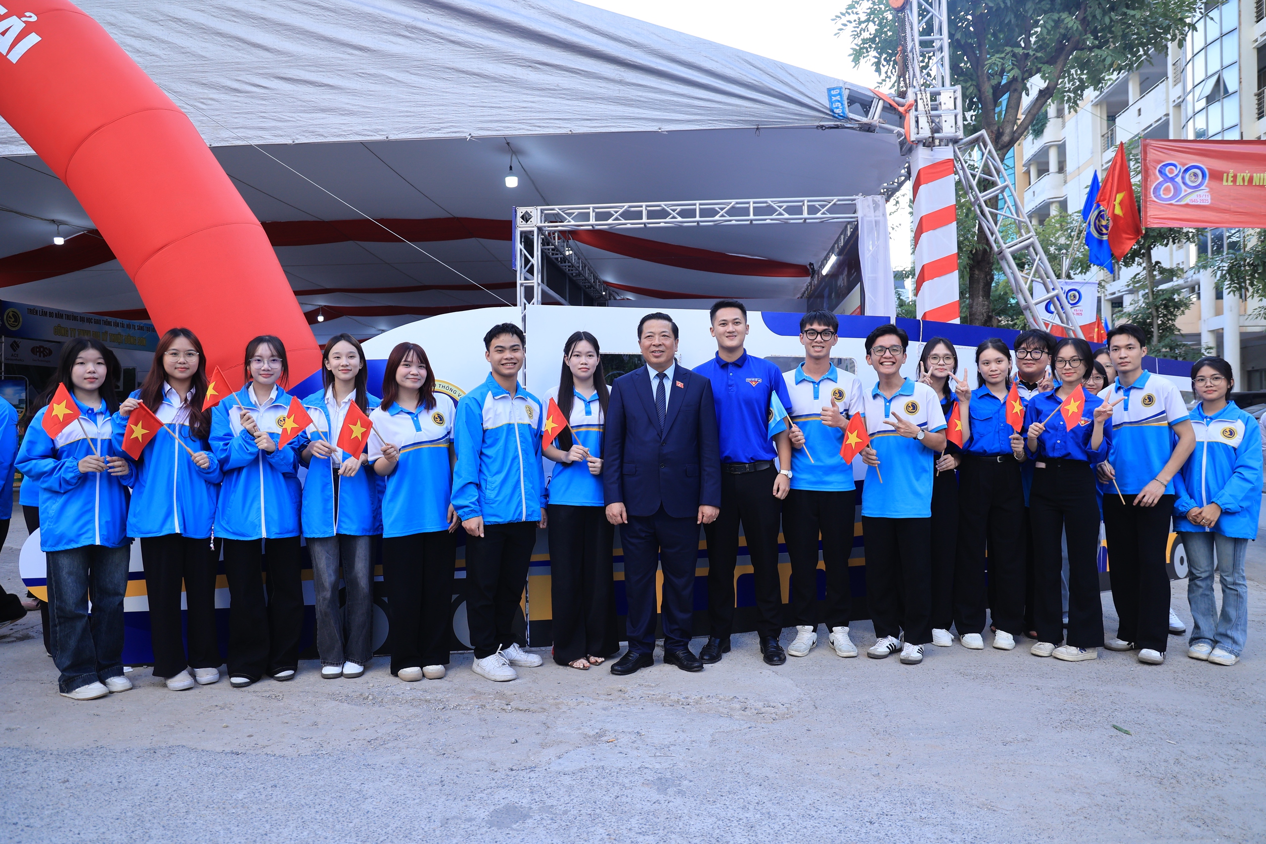 Bộ trưởng Trần Hồng Minh thăm triển l&atilde;m 80 năm Trường Đại học GTVT- Ảnh 16.