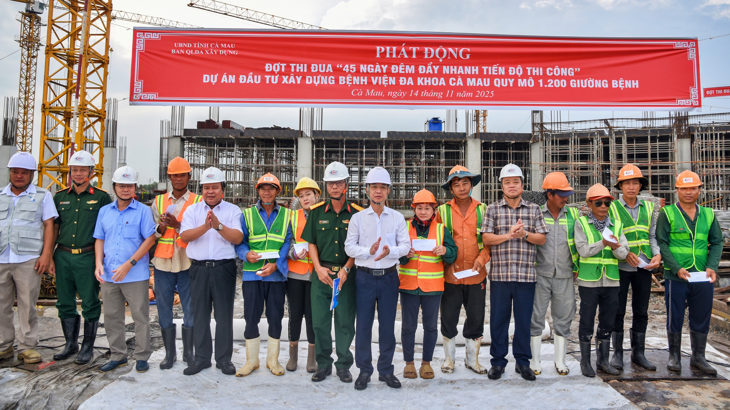 Ph&aacute;t động thi đua 45 ng&agrave;y đ&ecirc;m đẩy nhanh tiến độ thi c&ocirc;ng Bệnh viện Đa khoa C&agrave; Mau- Ảnh 2.