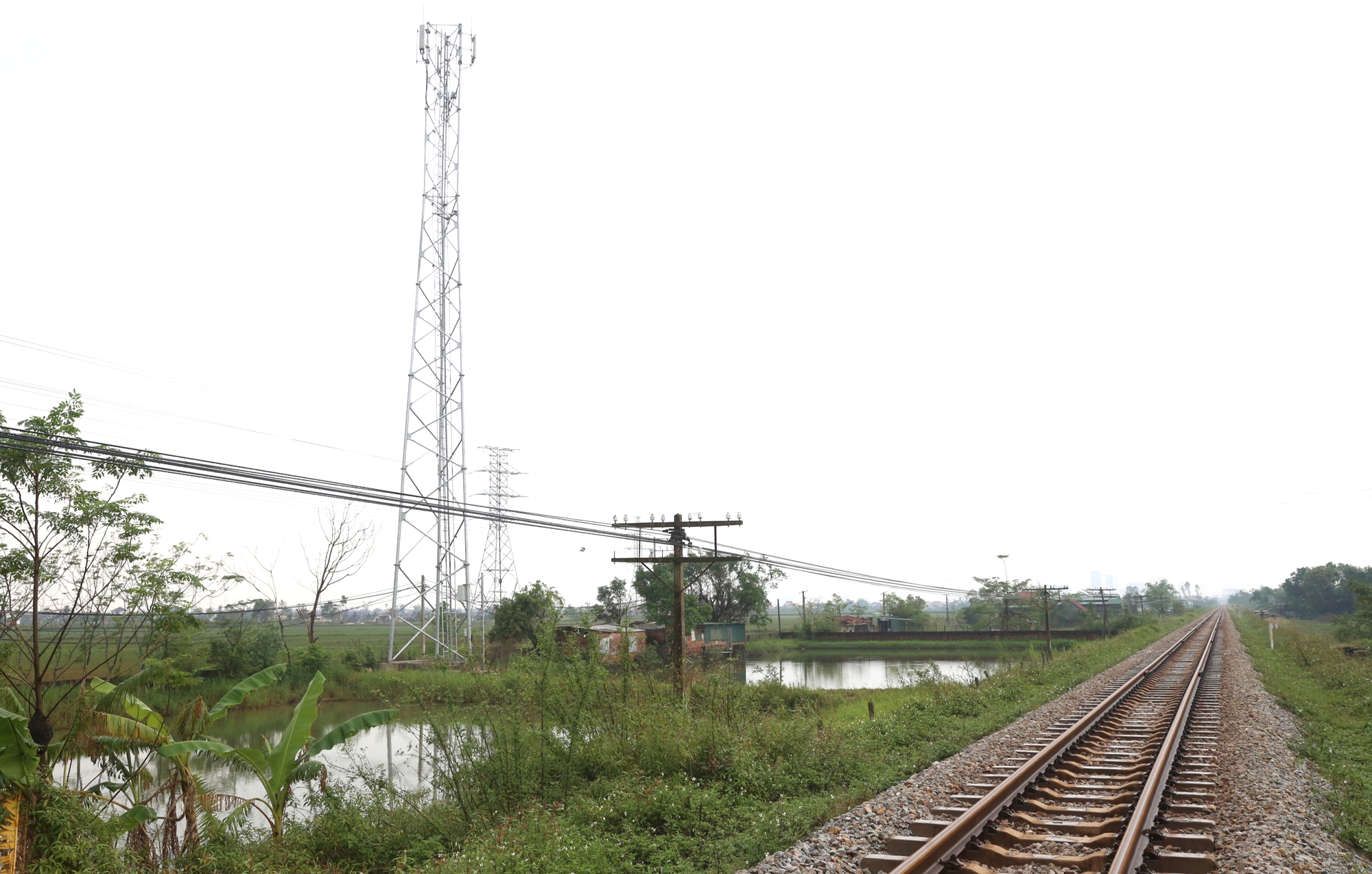 Nghệ An: Tháo dỡ, hạ độ cao cột BTS khỏi phạm vi hành lang bảo vệ an toàn đường sắt- Ảnh 2. Nghệ An: Tháo dỡ, hạ độ cao cột BTS khỏi phạm vi hành lang bảo vệ an toàn đường sắt- Ảnh 2.