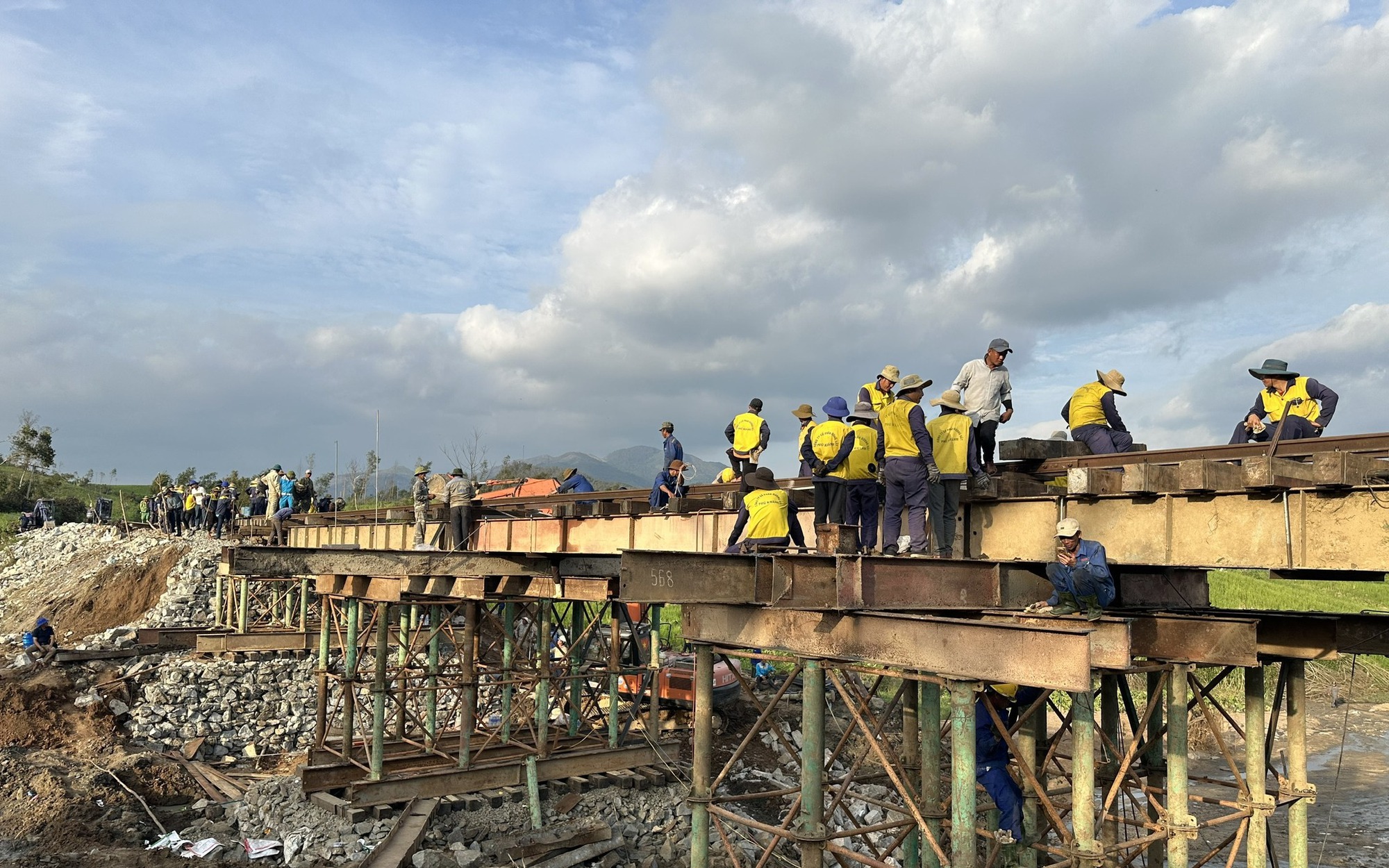 Bộ X&acirc;y dựng y&ecirc;u cầu khẩn trương thống k&ecirc; thiệt hại, khắc phục hậu quả b&atilde;o lũ tại Trung Bộ