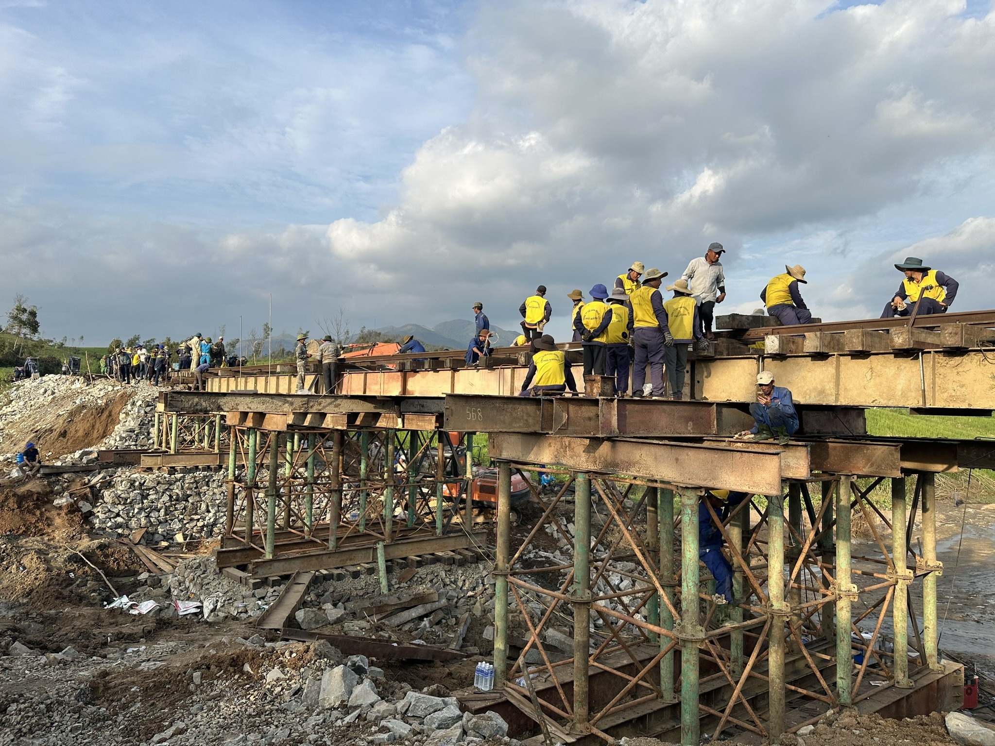Bộ X&acirc;y dựng y&ecirc;u cầu khẩn trương thống k&ecirc; thiệt hại, khắc phục hậu quả b&atilde;o lũ tại Trung Bộ- Ảnh 1.