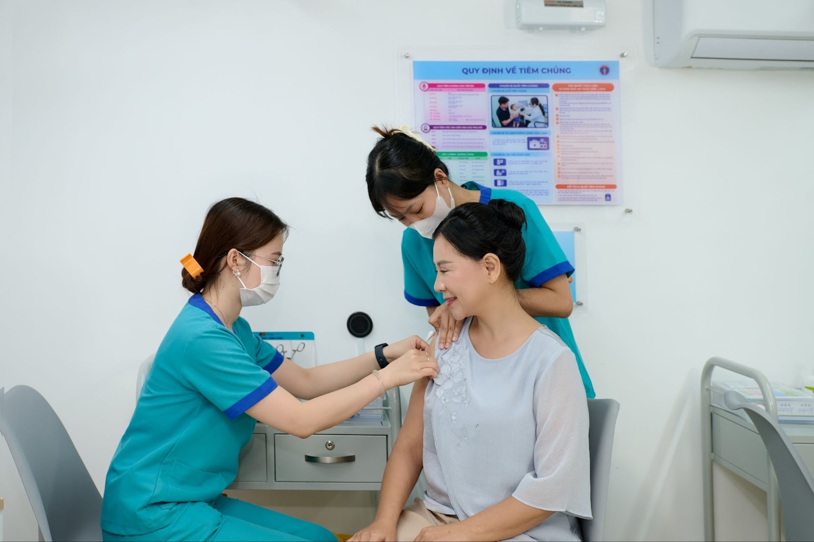 Long Ch&acirc;u ti&ecirc;m miễn ph&iacute; hơn 2.000 liều vaccine uốn v&aacute;n cho người d&acirc;n Miền Trung- Ảnh 2.