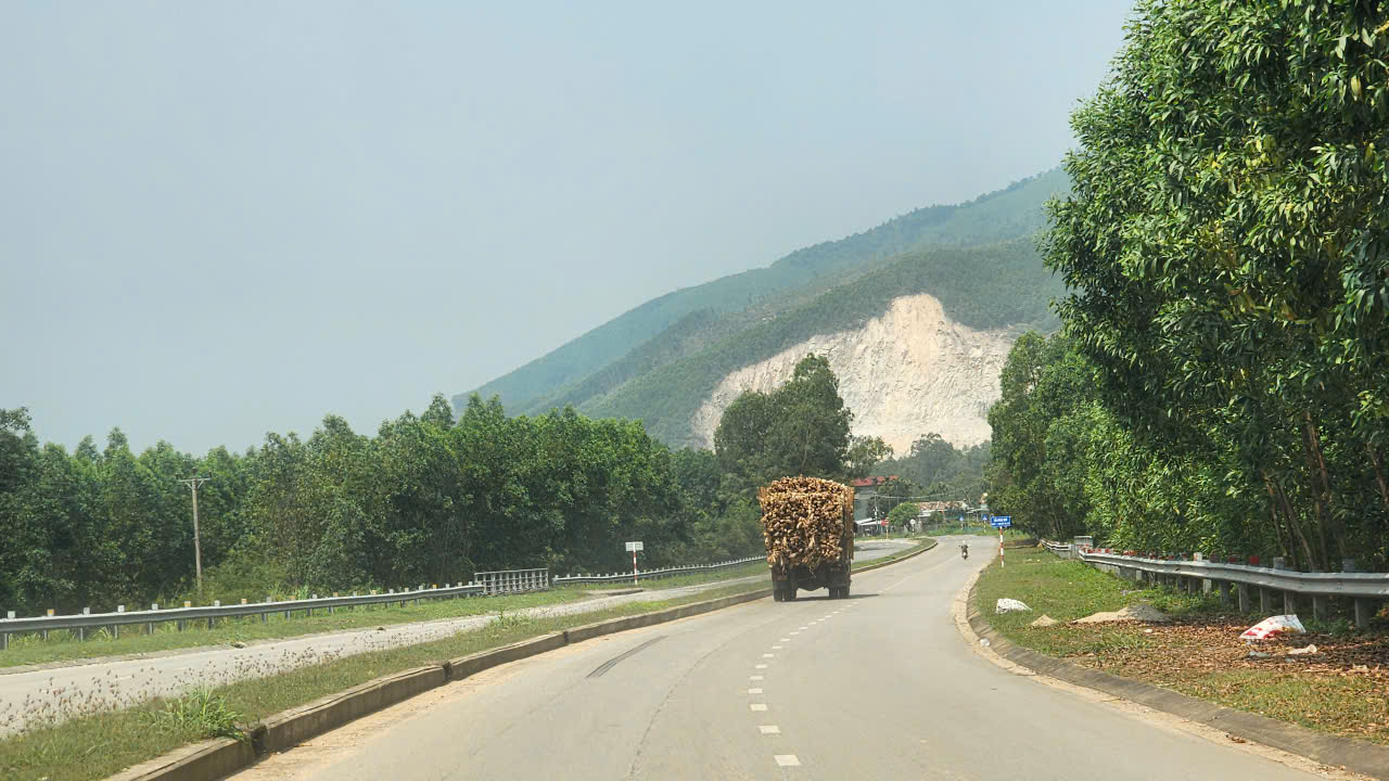 Quảng Ng&atilde;i: Giữ vững hệ thống giao th&ocirc;ng sau thi&ecirc;n tai nhờ chủ động ph&ograve;ng ngừa, khắc phục- Ảnh 1.