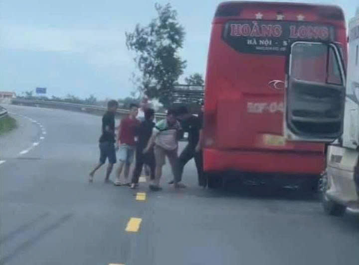 C&ocirc;ng an Quảng Ng&atilde;i điều tra nh&oacute;m người tr&ecirc;n xe kh&aacute;ch v&agrave; xe container đ&aacute;nh nhau giữa QL1- Ảnh 1.