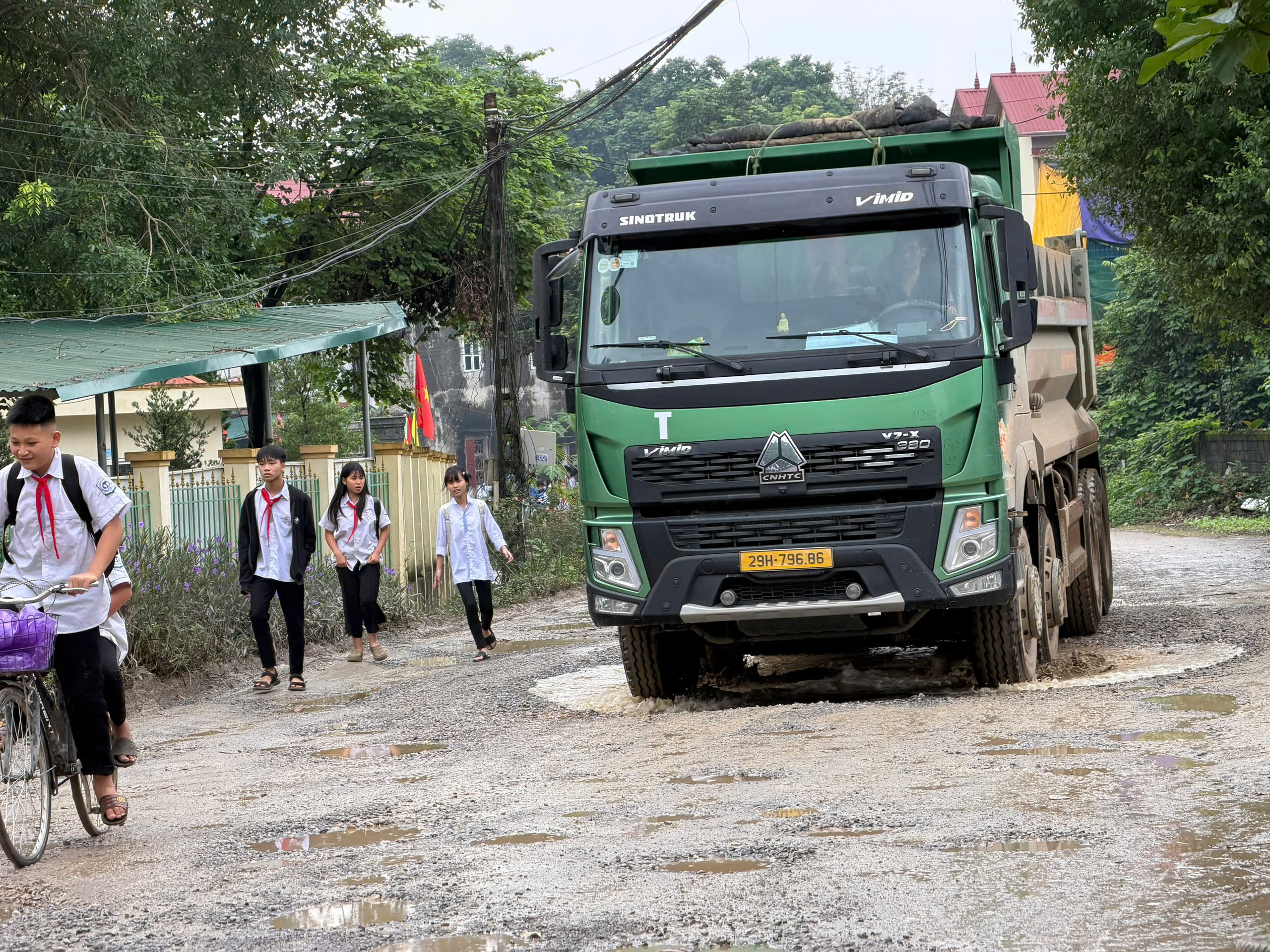 Người d&acirc;n khốn khổ băng qua tuyến đường to&agrave;n ổ tr&acirc;u ở Ph&uacute; Thọ- Ảnh 5.
