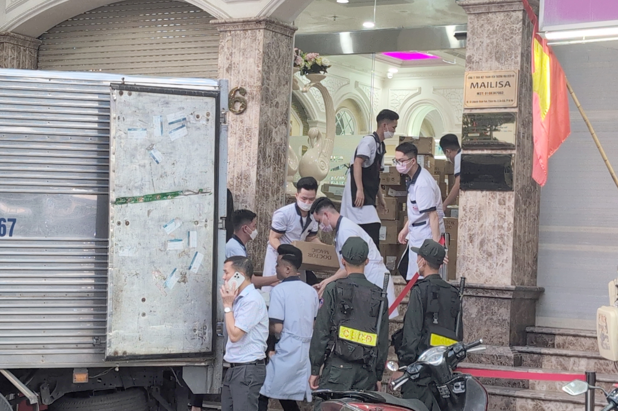 Vụ Thẩm mỹ viện Mailisa: Cơ quan điều tra thu giữ 300 lượng vàng, 100 sổ đỏ- Ảnh 3. Vụ Thẩm mỹ viện Mailisa: Cơ quan điều tra thu giữ 300 lượng vàng, 100 sổ đỏ- Ảnh 3.