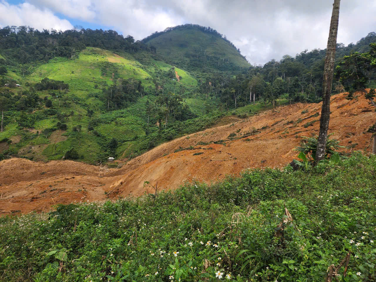 Sạt lở ở xã miền núi TP Đà Nẵng, 3 người mất liên lạc- Ảnh 1. Sạt lở ở xã miền núi TP Đà Nẵng, 3 người mất liên lạc- Ảnh 1.