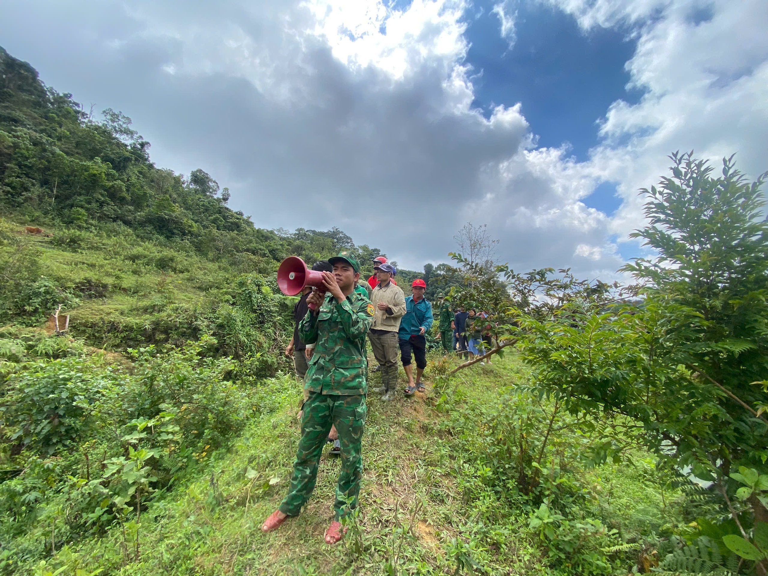 Sạt lở ở xã miền núi TP Đà Nẵng, 3 người mất liên lạc- Ảnh 2. Sạt lở ở xã miền núi TP Đà Nẵng, 3 người mất liên lạc- Ảnh 2.
