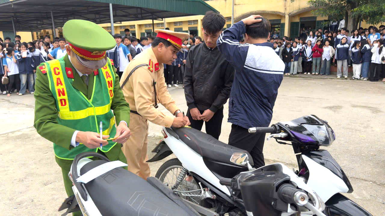 Hưng Y&ecirc;n: Ph&aacute;t hiện hơn 1.000 trường hợp học sinh điều khiển xe khi chưa đủ điều kiện- Ảnh 1.