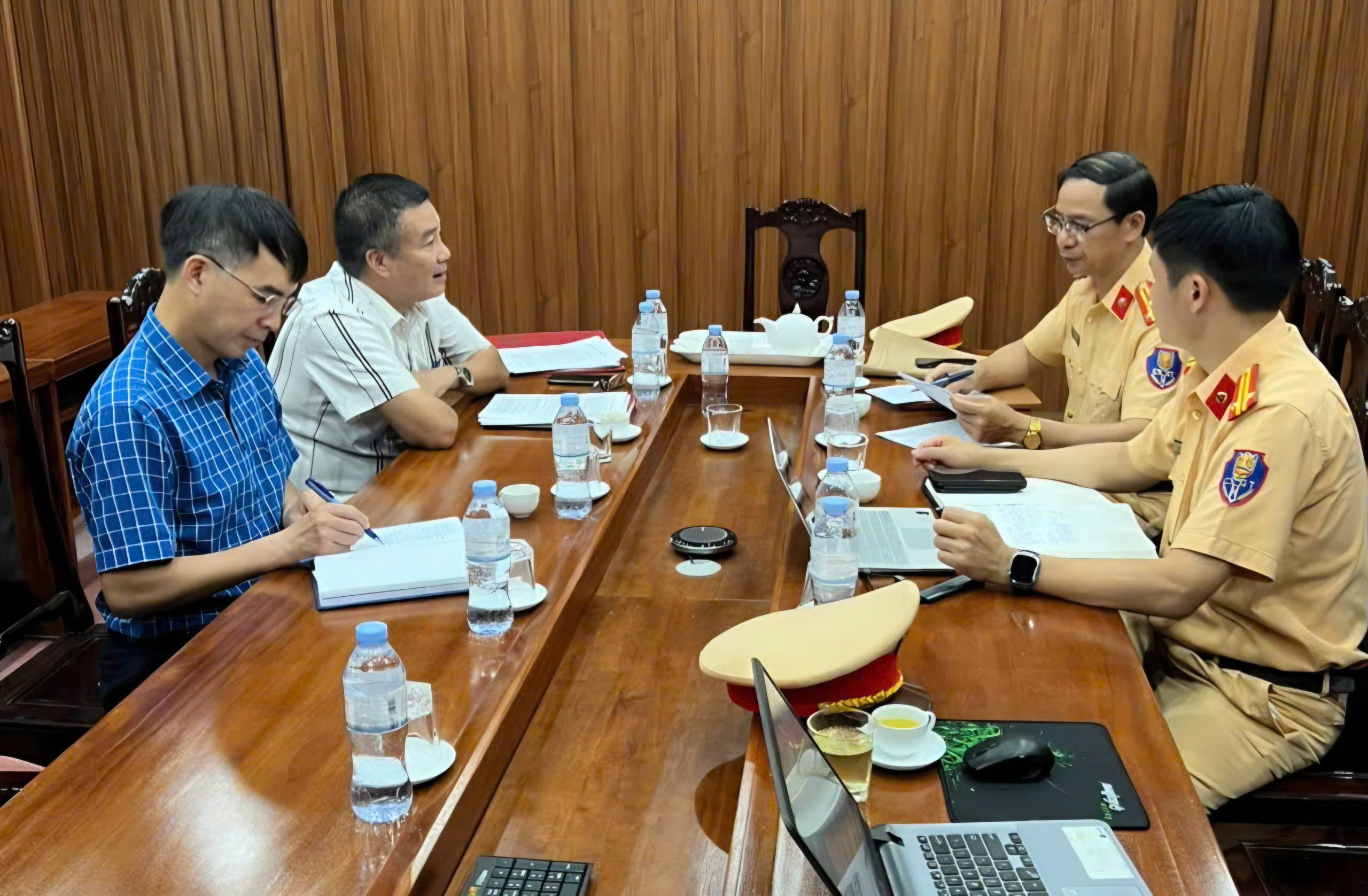 L&agrave;o Cai triển khai mạnh mẽ Chỉ thị 22/CT-TTg, siết chặt an to&agrave;n giao th&ocirc;ng đường sắt- Ảnh 2.