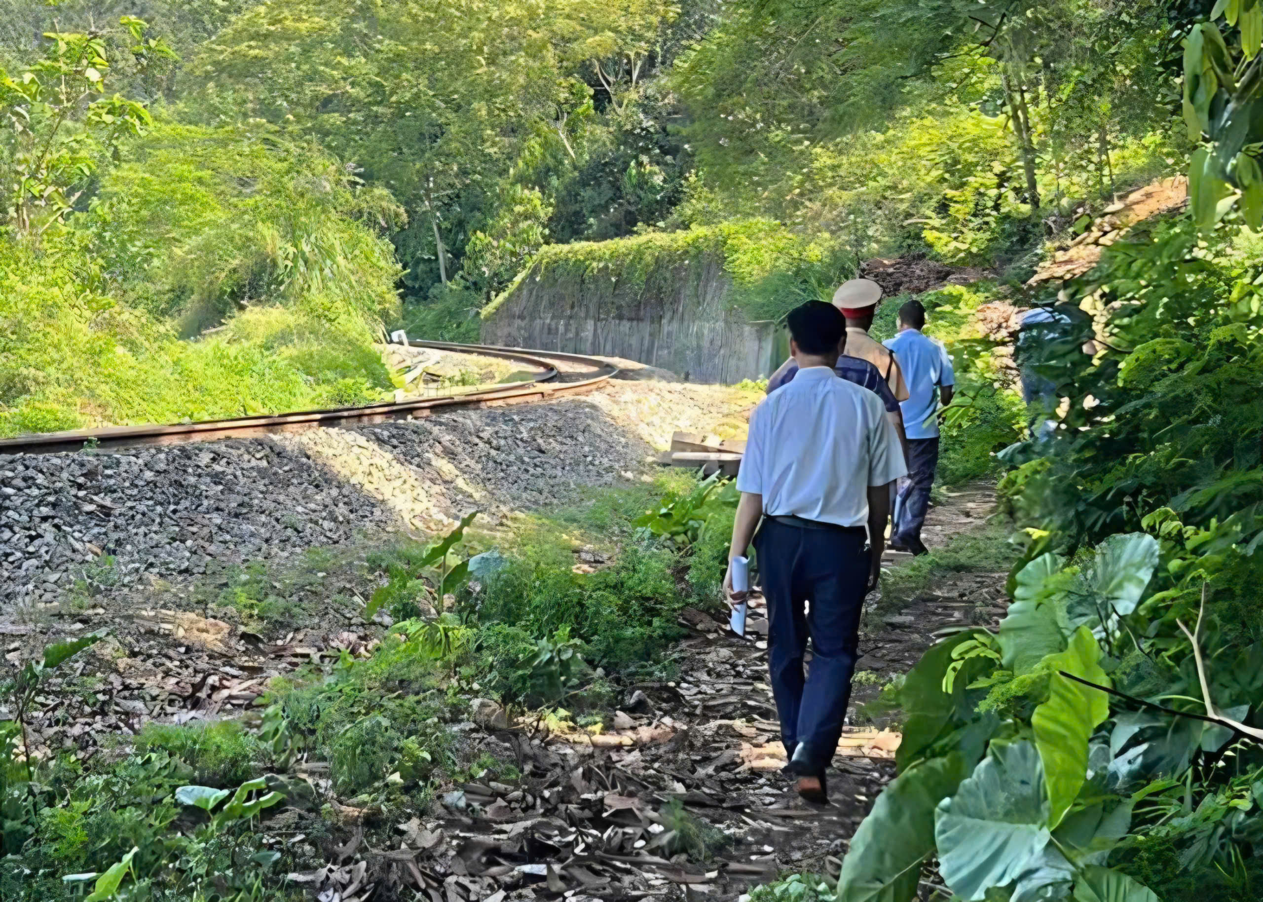 L&agrave;o Cai triển khai mạnh mẽ Chỉ thị 22/CT-TTg, siết chặt an to&agrave;n giao th&ocirc;ng đường sắt- Ảnh 3.