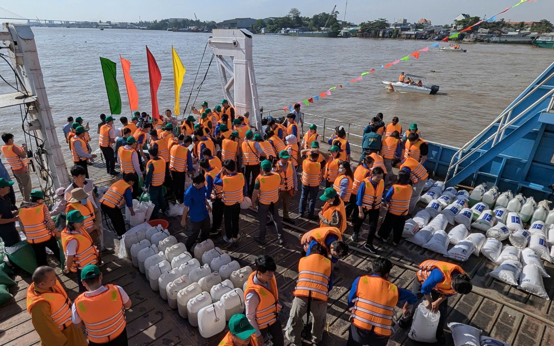 Thả hơn 2 tấn c&aacute; giống xuống s&ocirc;ng Hậu để t&aacute;i tạo nguồn lợi thủy sản