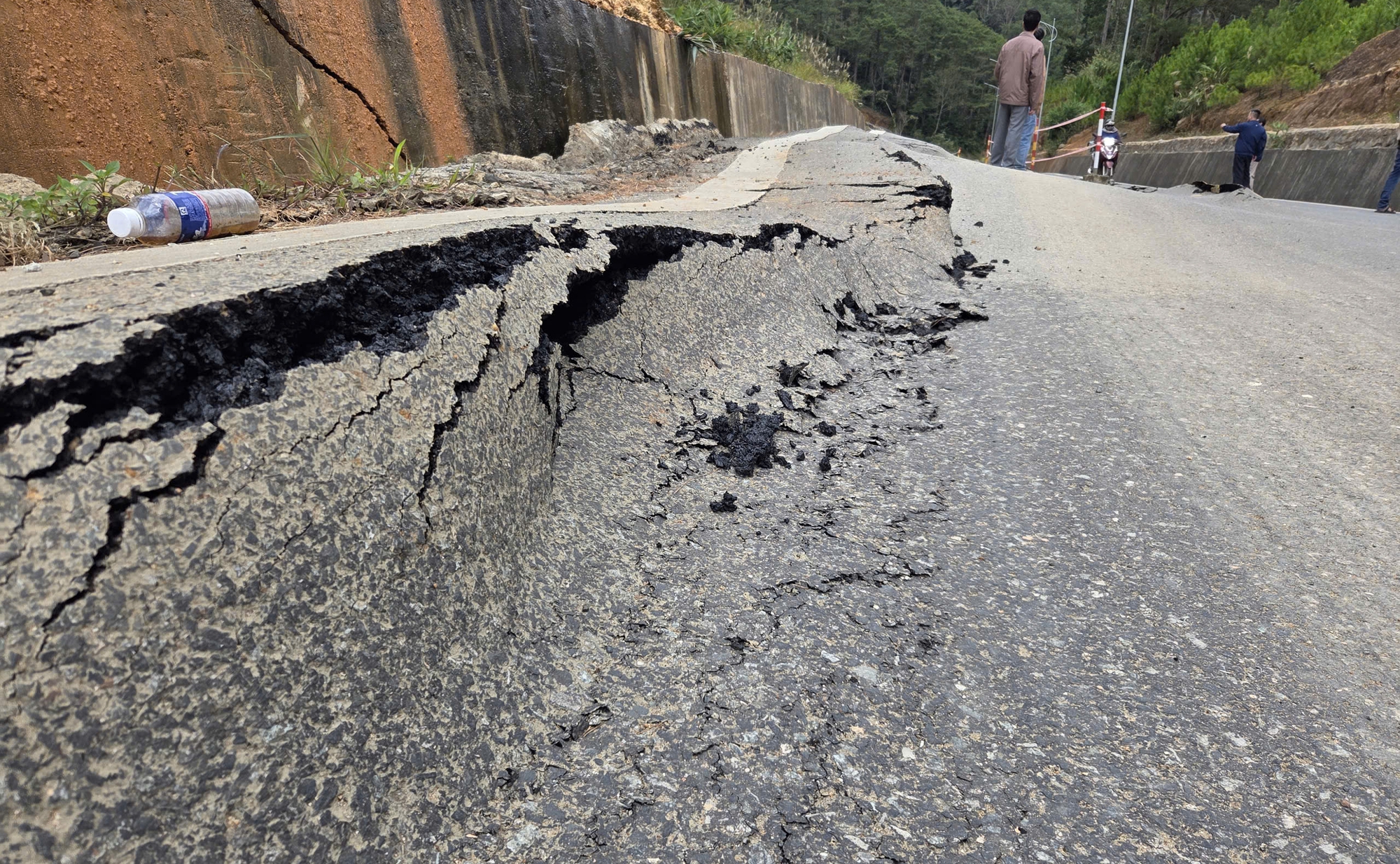 Cận cảnh đường đ&egrave;o Măng Đen tr&ecirc;n QL24 trồi l&ecirc;n 1,2m, nguy cơ bẻ g&atilde;y nền đường- Ảnh 3.