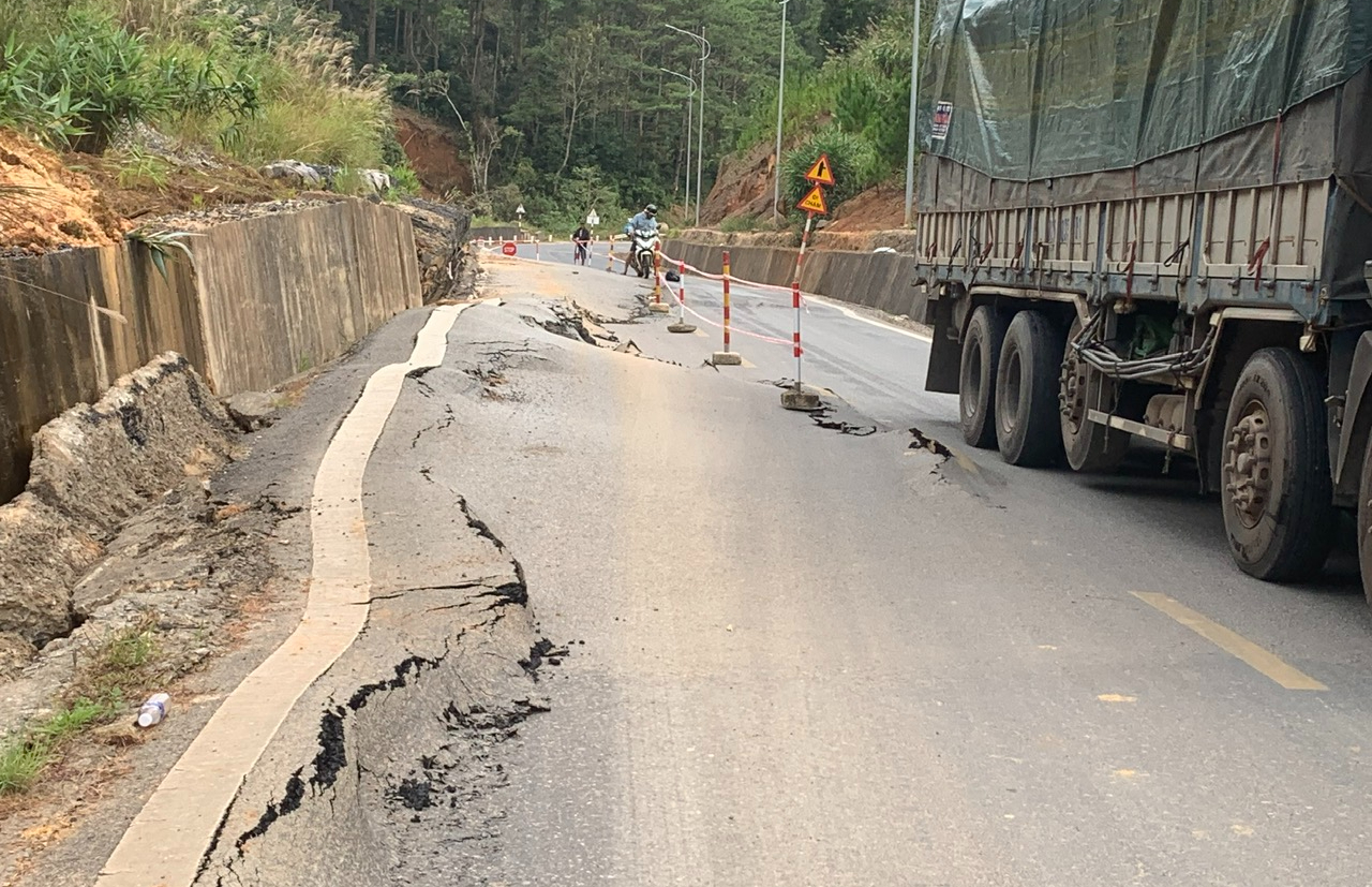 Cận cảnh đường đ&egrave;o Măng Đen tr&ecirc;n QL24 trồi l&ecirc;n 1,2m, nguy cơ bẻ g&atilde;y nền đường- Ảnh 2.
