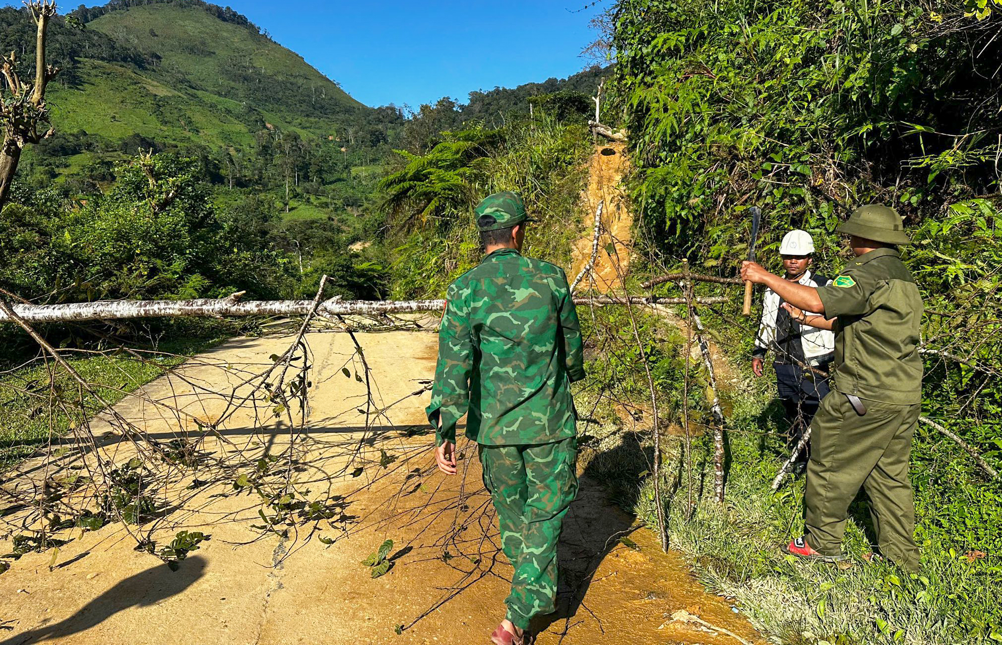 Qu&acirc;n đội d&ugrave;ng flycam t&igrave;m kiếm 3 nạn nh&acirc;n nghi mất t&iacute;ch trong vụ sạt lở n&uacute;i ở Đ&agrave; Nẵng- Ảnh 1.