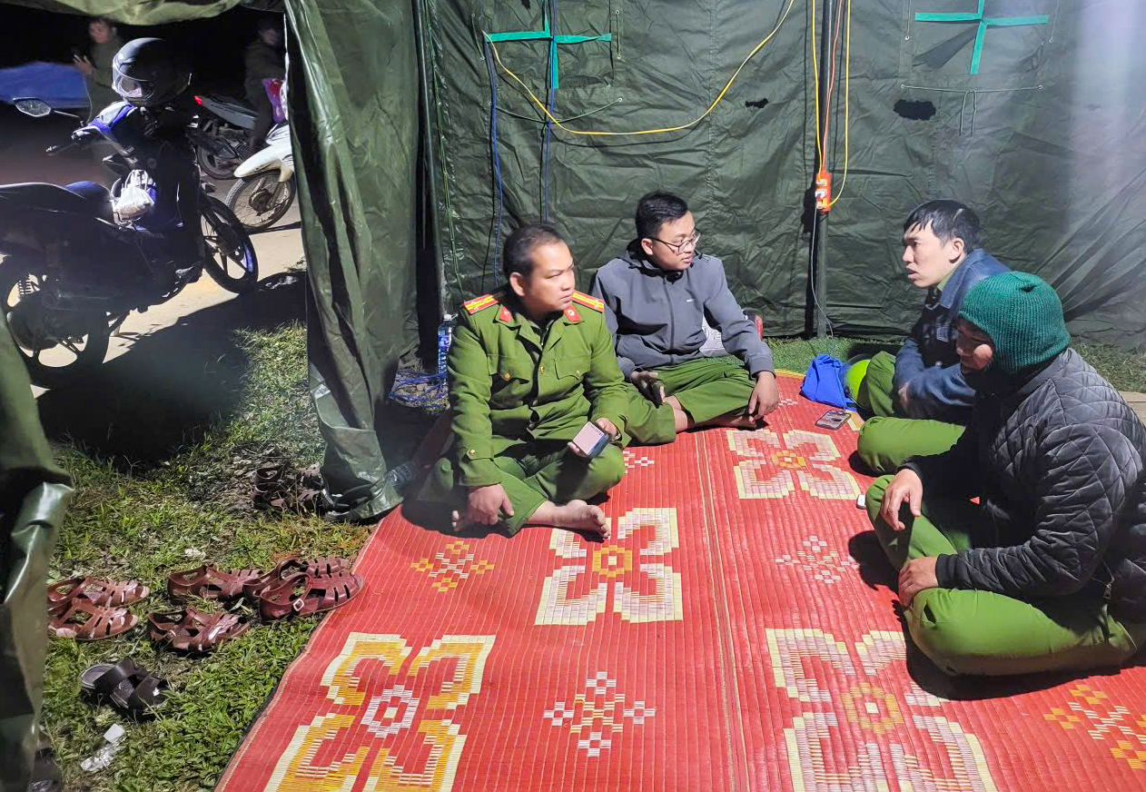 Qu&acirc;n đội d&ugrave;ng flycam t&igrave;m kiếm 3 nạn nh&acirc;n nghi mất t&iacute;ch trong vụ sạt lở n&uacute;i ở Đ&agrave; Nẵng- Ảnh 2.