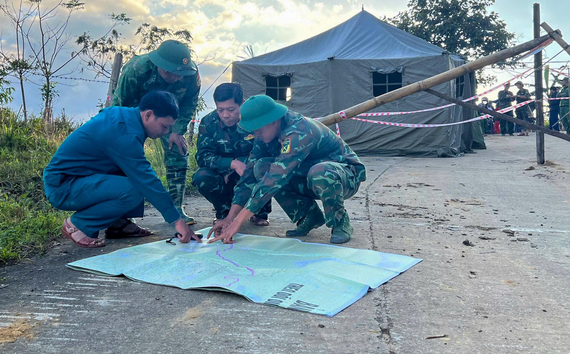 Qu&acirc;n đội d&ugrave;ng flycam t&igrave;m kiếm 3 nạn nh&acirc;n nghi mất t&iacute;ch trong vụ sạt lở n&uacute;i ở Đ&agrave; Nẵng- Ảnh 6.