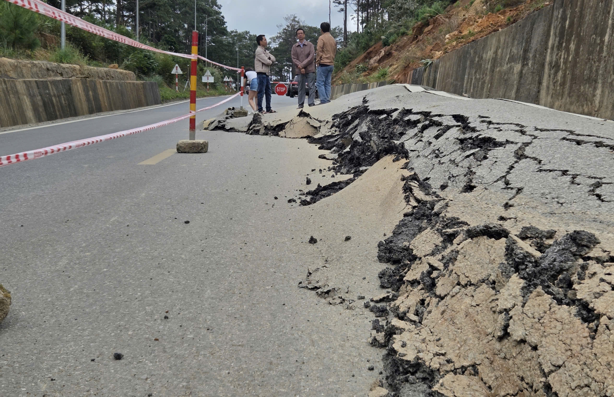 Cận cảnh đường đ&egrave;o Măng Đen tr&ecirc;n QL24 trồi l&ecirc;n 1,2m, nguy cơ bẻ g&atilde;y nền đường- Ảnh 1.