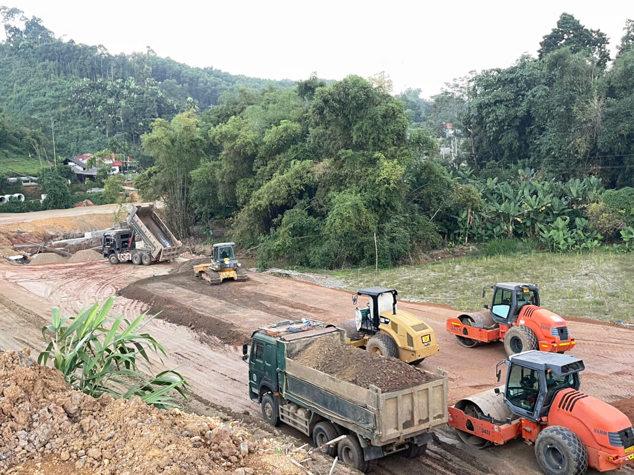 Thời tiết ủng hộ, nh&agrave; thầu đồng loạt tăng mũi thi c&ocirc;ng cao tốc Chợ Mới - Bắc Kạn- Ảnh 1.