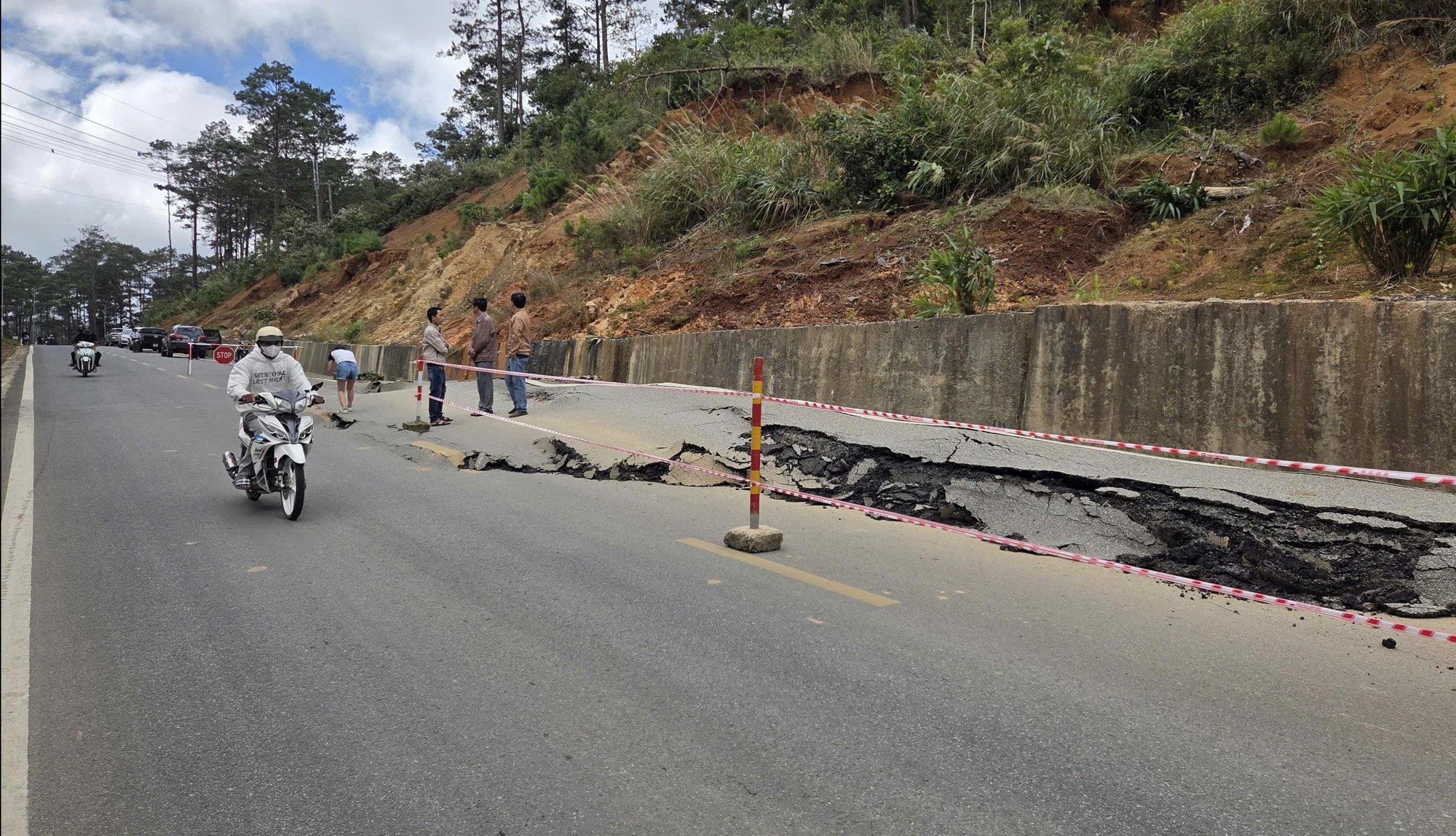 Cận cảnh đường đ&egrave;o Măng Đen tr&ecirc;n QL24 trồi l&ecirc;n 1,2m, nguy cơ bẻ g&atilde;y nền đường- Ảnh 8.