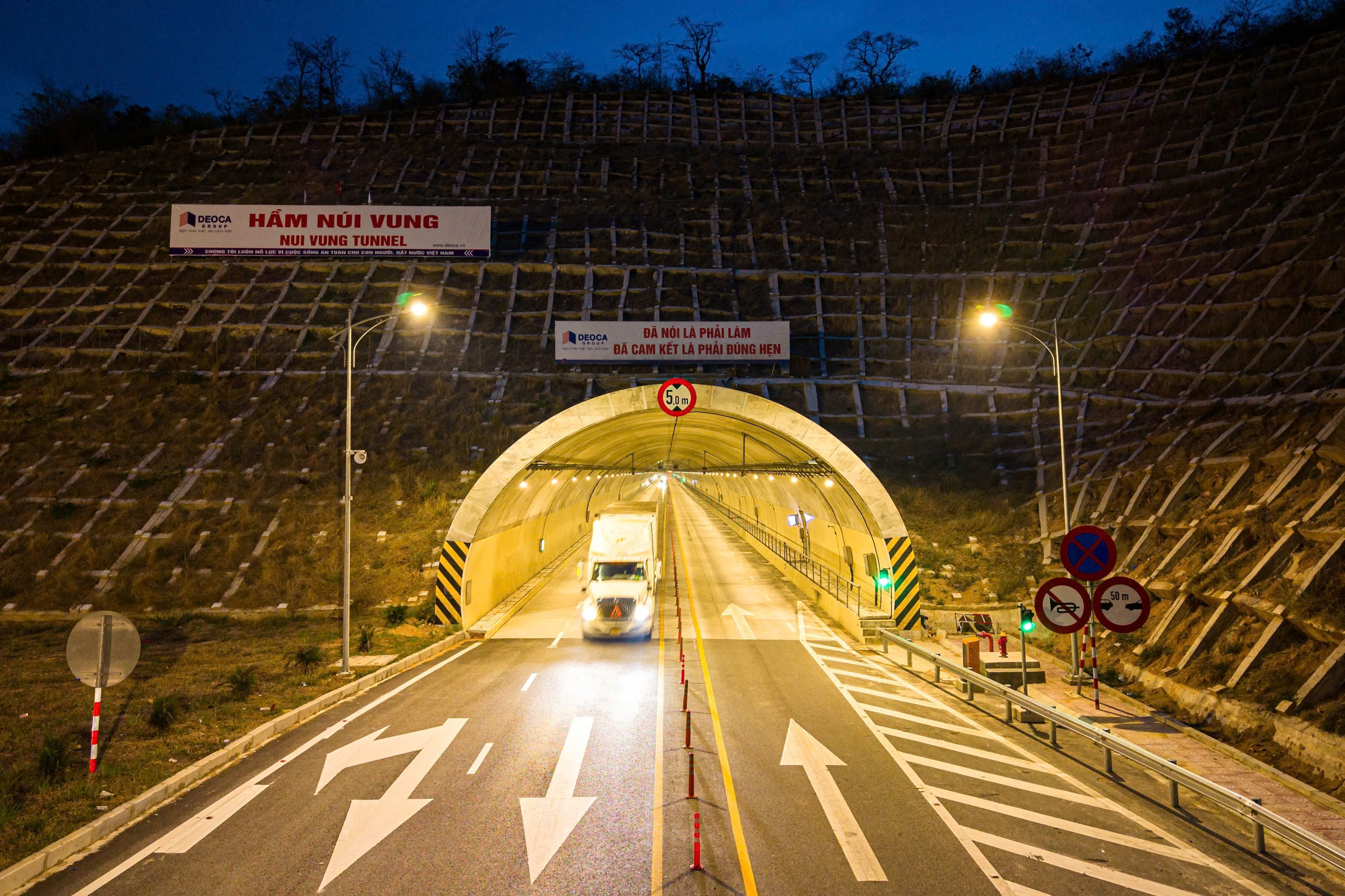 Mở rộng hầm xuyên núi dài nhất cao tốc Bắc - Nam giai đoạn 1 lên 6 làn xe- Ảnh 1. Mở rộng hầm xuyên núi dài nhất cao tốc Bắc - Nam giai đoạn 1 lên 6 làn xe- Ảnh 1.