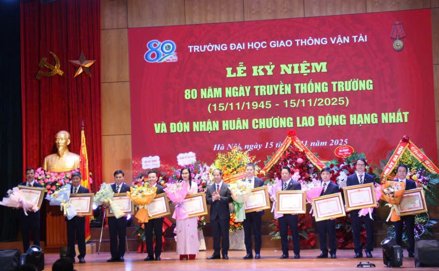 Trường Đại học GTVT đ&oacute;n nhận Hu&acirc;n chương Lao động hạng Nhất- Ảnh 2.