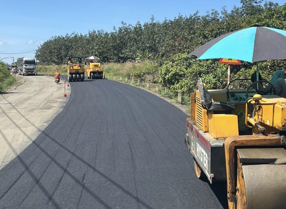 C&ocirc;ng nh&acirc;n ng&agrave;y đ&ecirc;m c&agrave;o b&oacute;c, thảm nhựa sửa chữa khẩn cấp QL14 để về đ&iacute;ch v&agrave;o 20/11- Ảnh 1.