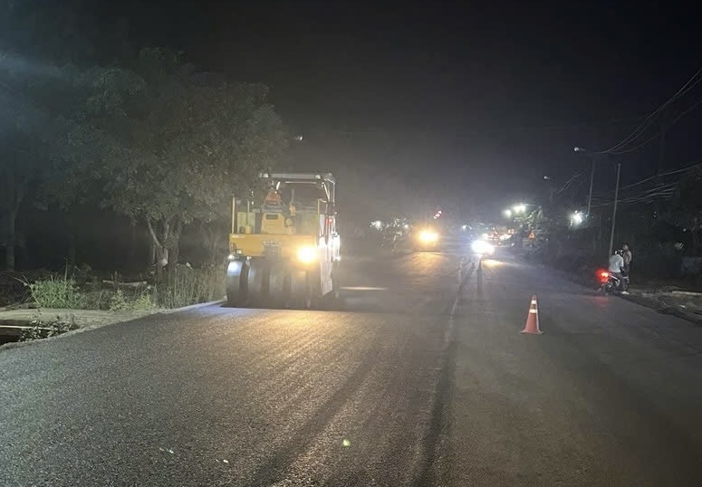 C&ocirc;ng nh&acirc;n ng&agrave;y đ&ecirc;m c&agrave;o b&oacute;c, thảm nhựa sửa chữa khẩn cấp QL14 để về đ&iacute;ch v&agrave;o 20/11- Ảnh 4.