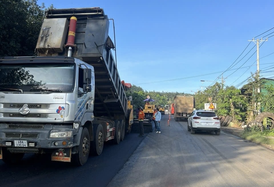 C&ocirc;ng nh&acirc;n ng&agrave;y đ&ecirc;m c&agrave;o b&oacute;c, thảm nhựa sửa chữa khẩn cấp QL14 để về đ&iacute;ch v&agrave;o 20/11- Ảnh 3.
