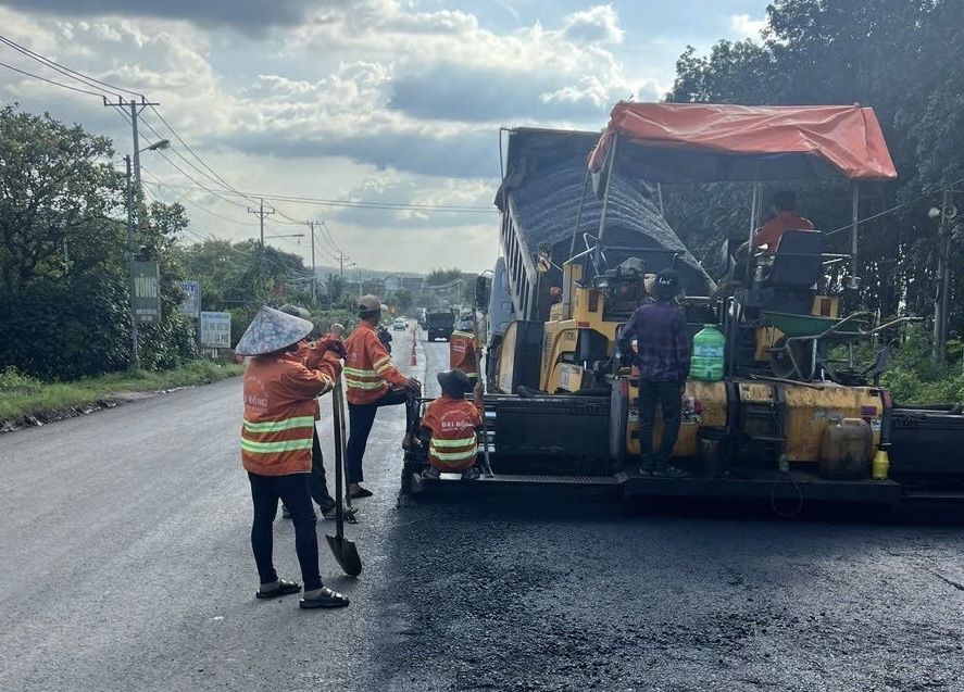 C&ocirc;ng nh&acirc;n ng&agrave;y đ&ecirc;m c&agrave;o b&oacute;c, thảm nhựa sửa chữa khẩn cấp QL14 để về đ&iacute;ch v&agrave;o 20/11- Ảnh 2.