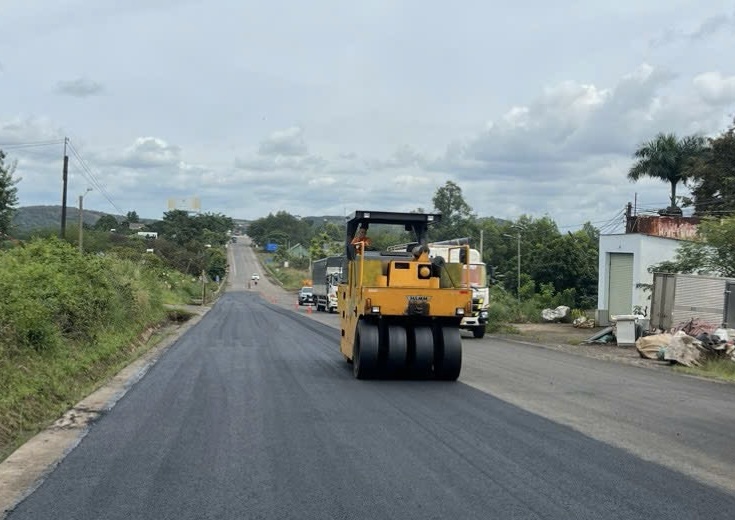 C&ocirc;ng nh&acirc;n ng&agrave;y đ&ecirc;m c&agrave;o b&oacute;c, thảm nhựa sửa chữa khẩn cấp QL14 để về đ&iacute;ch v&agrave;o 20/11- Ảnh 5.