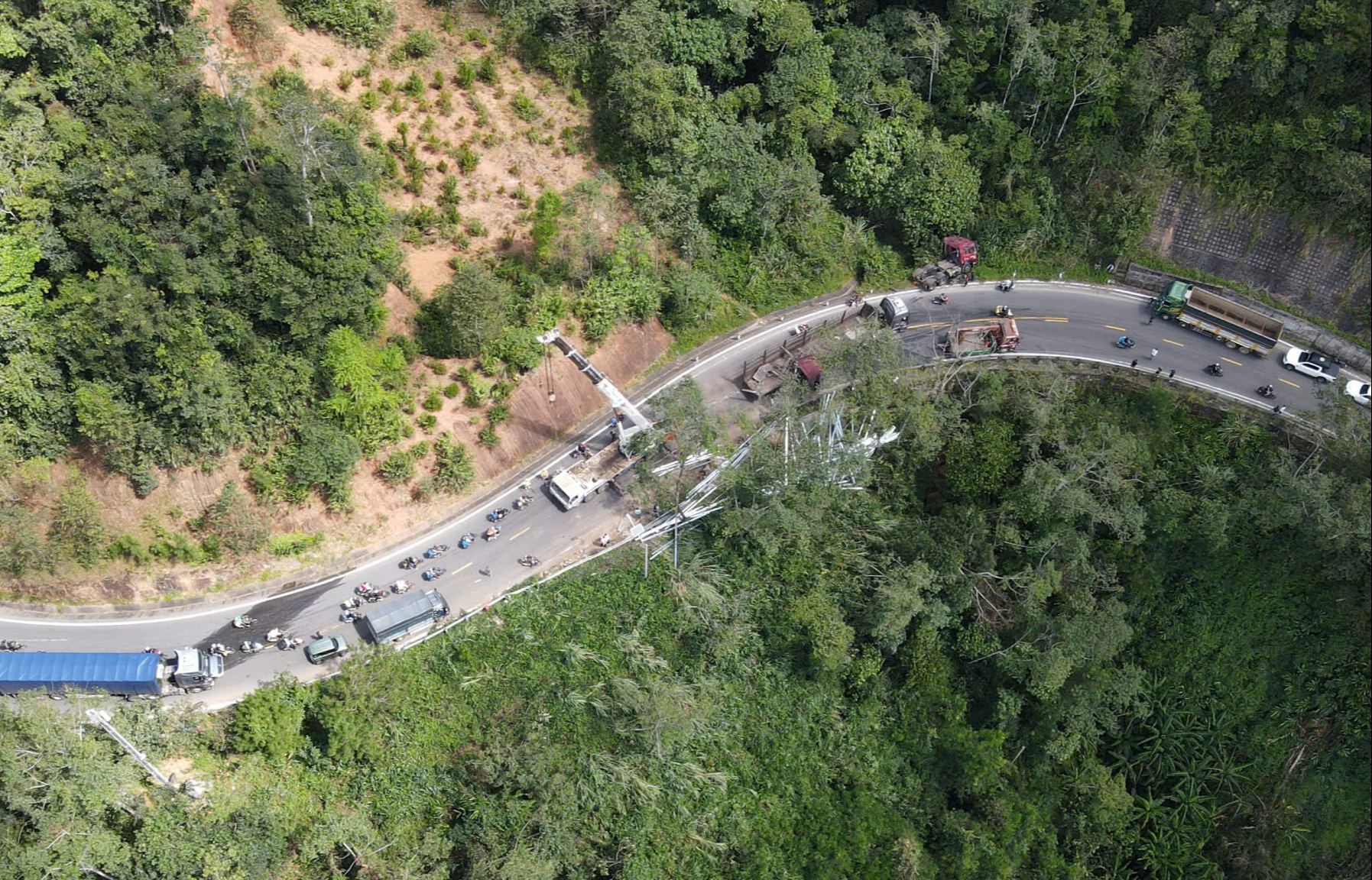 Hiện trường xe đầu k&eacute;o mất l&aacute;i t&ocirc;ng v&agrave;o ta luy lật chắn ngang, QL24 kẹt xe k&eacute;o d&agrave;i- Ảnh 3.