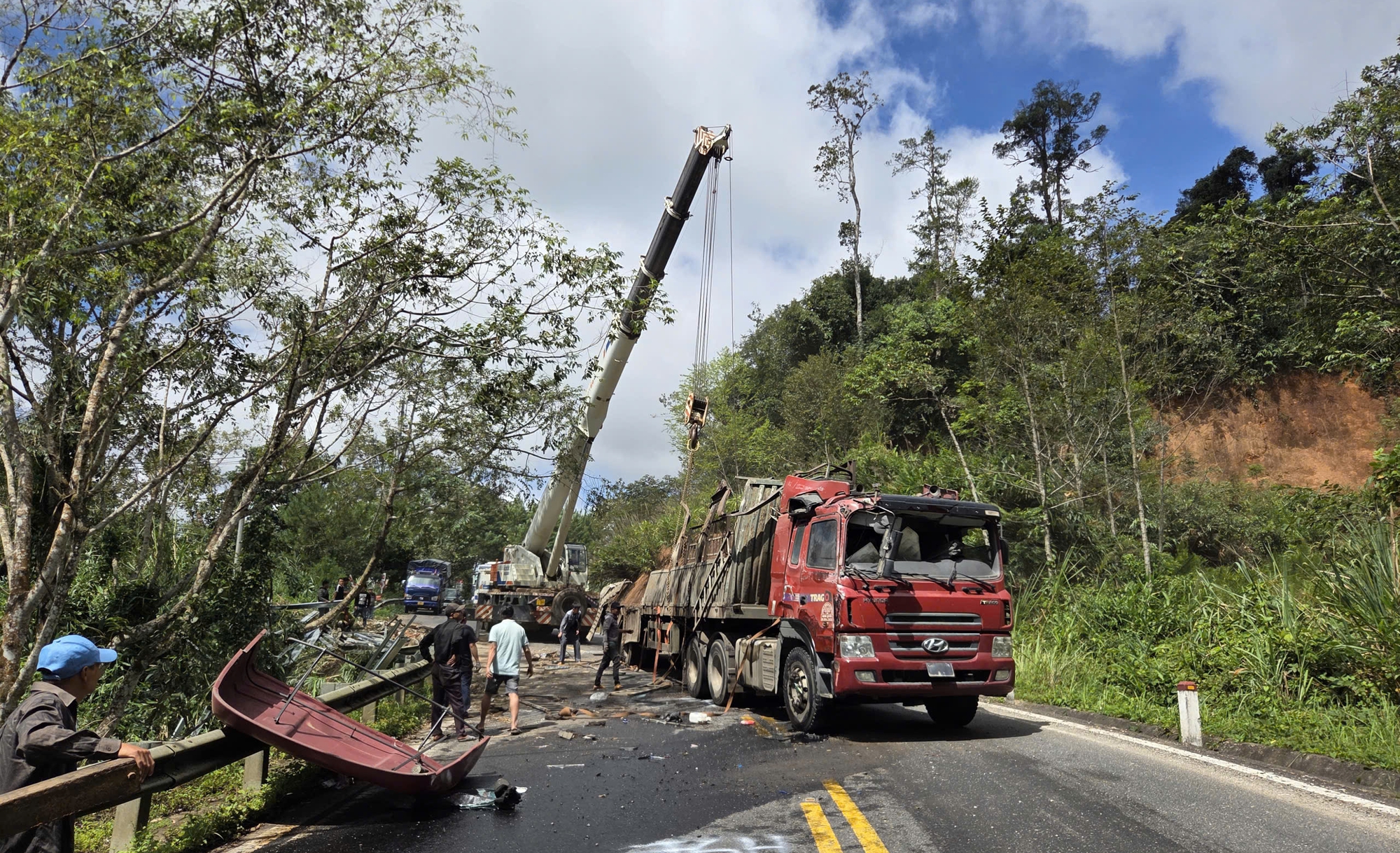 Hiện trường xe đầu k&eacute;o mất l&aacute;i t&ocirc;ng v&agrave;o ta luy lật chắn ngang, QL24 kẹt xe k&eacute;o d&agrave;i- Ảnh 7.