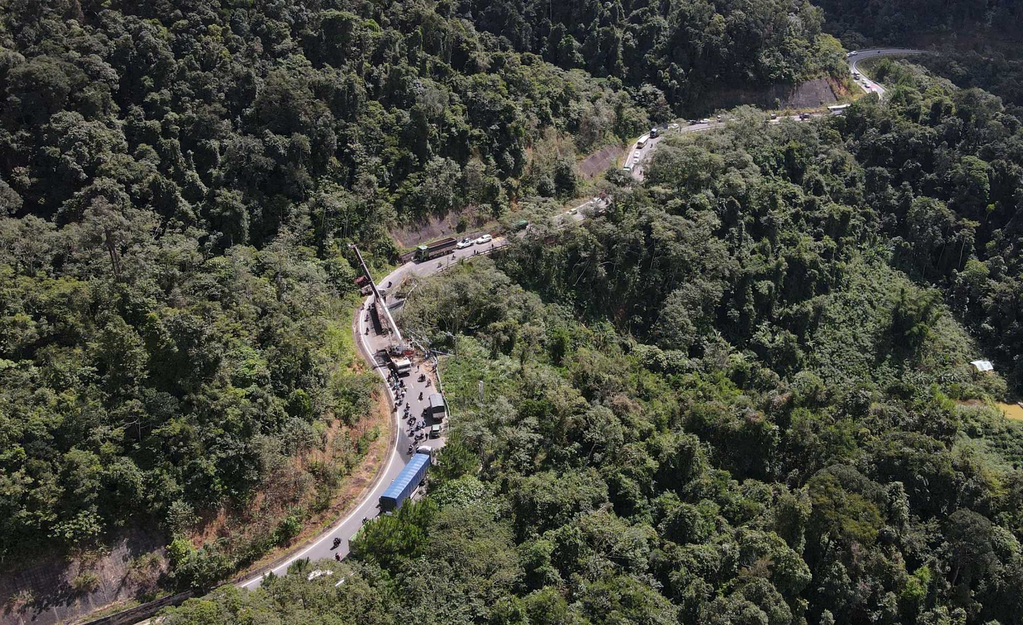 Hiện trường xe đầu k&eacute;o mất l&aacute;i t&ocirc;ng v&agrave;o ta luy lật chắn ngang, QL24 kẹt xe k&eacute;o d&agrave;i- Ảnh 4.