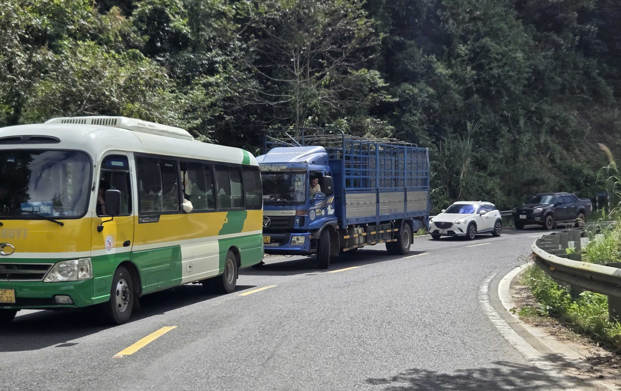 Hiện trường xe đầu k&eacute;o mất l&aacute;i t&ocirc;ng v&agrave;o ta luy lật chắn ngang, QL24 kẹt xe k&eacute;o d&agrave;i- Ảnh 5.