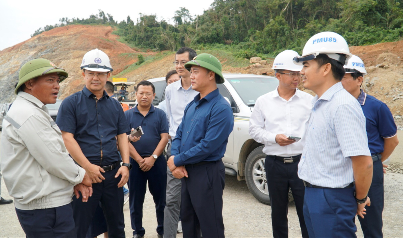 Deputy Minister Nguyen Viet Hung calls for stricter monitoring to keep expressway on time- Ảnh 1.