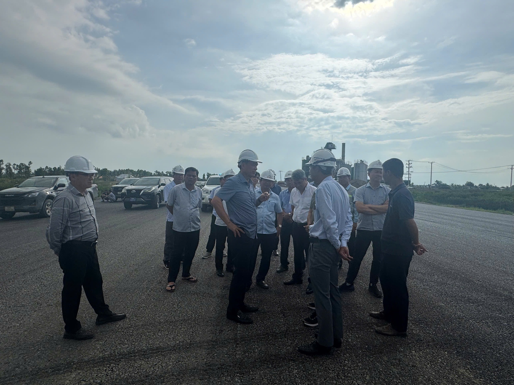 Thứ trưởng Phạm Minh H&agrave; kiểm tra 4 dự &aacute;n cao tốc ph&iacute;a Nam, y&ecirc;u cầu về đ&iacute;ch dịp 19/12- Ảnh 1.