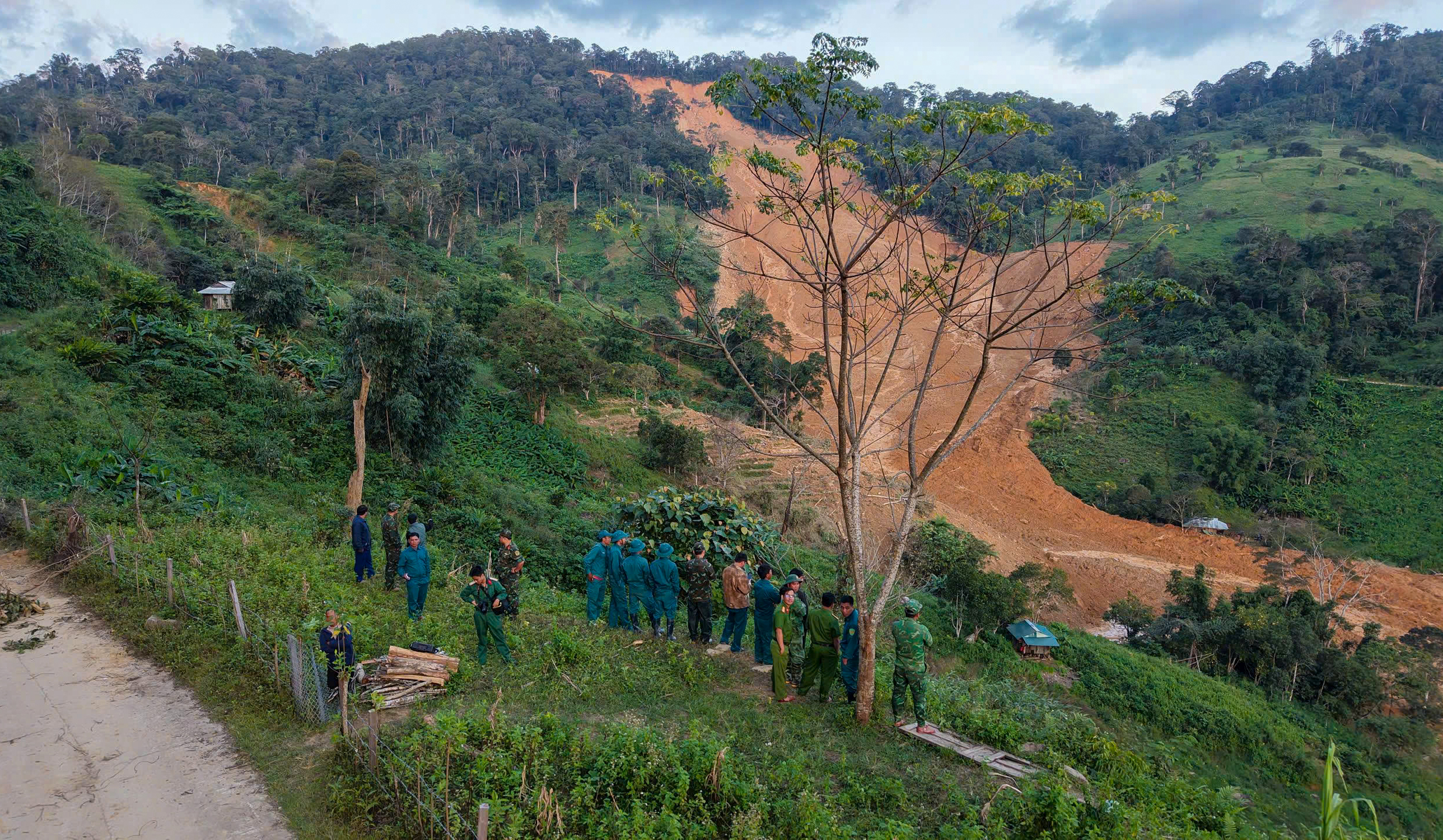 Qu&acirc;n đội d&ugrave;ng flycam t&igrave;m kiếm 3 nạn nh&acirc;n nghi mất t&iacute;ch trong vụ sạt lở n&uacute;i ở Đ&agrave; Nẵng- Ảnh 7.