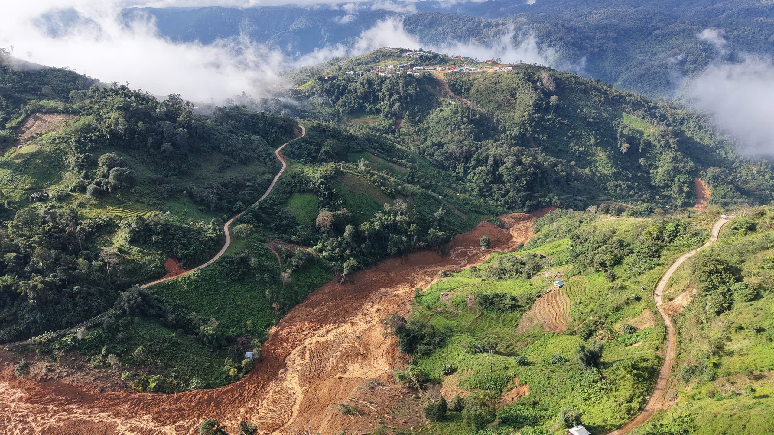 Qu&acirc;n đội d&ugrave;ng flycam t&igrave;m kiếm 3 nạn nh&acirc;n nghi mất t&iacute;ch trong vụ sạt lở n&uacute;i ở Đ&agrave; Nẵng- Ảnh 9.