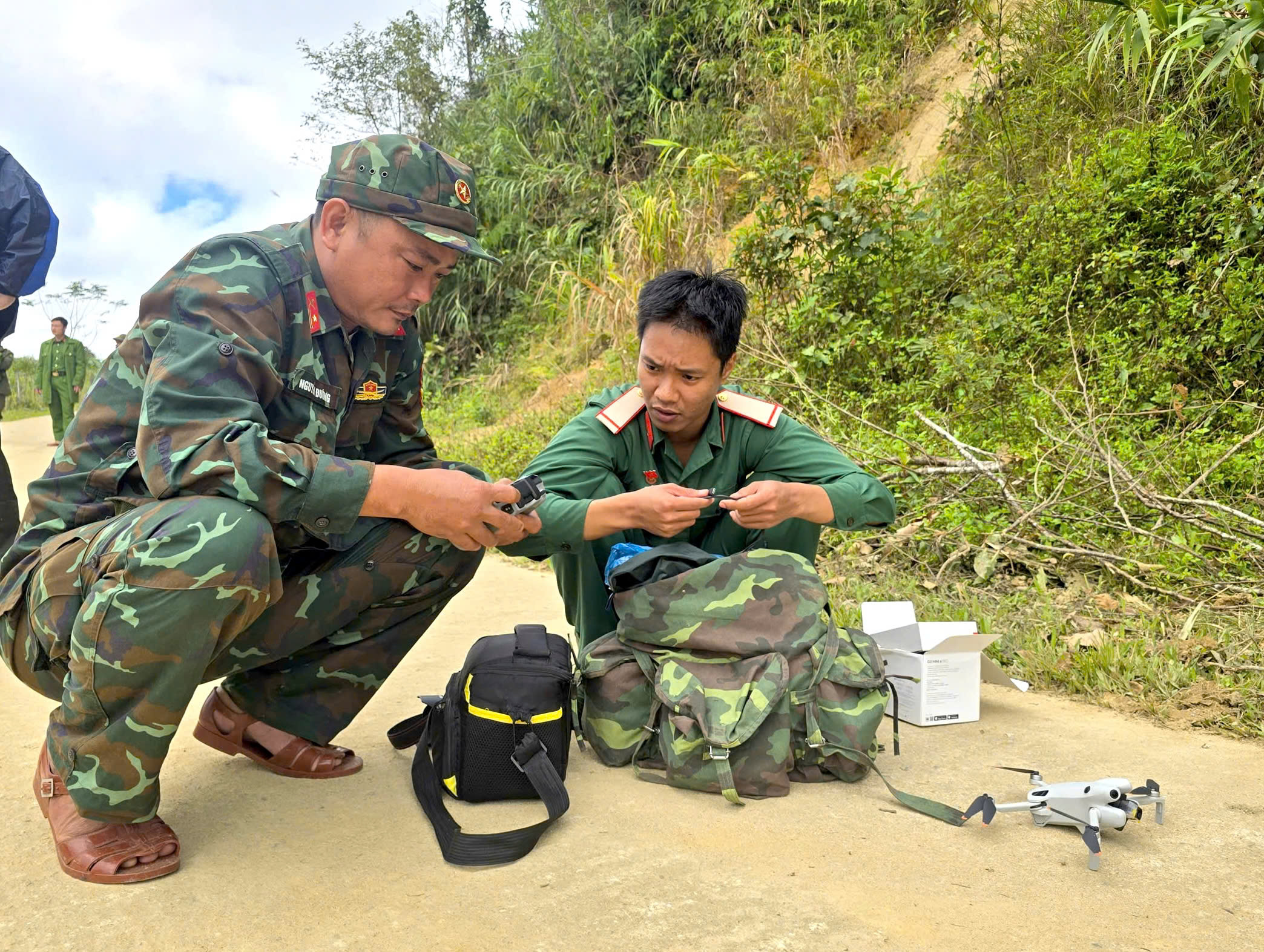 Qu&acirc;n đội d&ugrave;ng flycam t&igrave;m kiếm 3 nạn nh&acirc;n nghi mất t&iacute;ch trong vụ sạt lở n&uacute;i ở Đ&agrave; Nẵng- Ảnh 5.