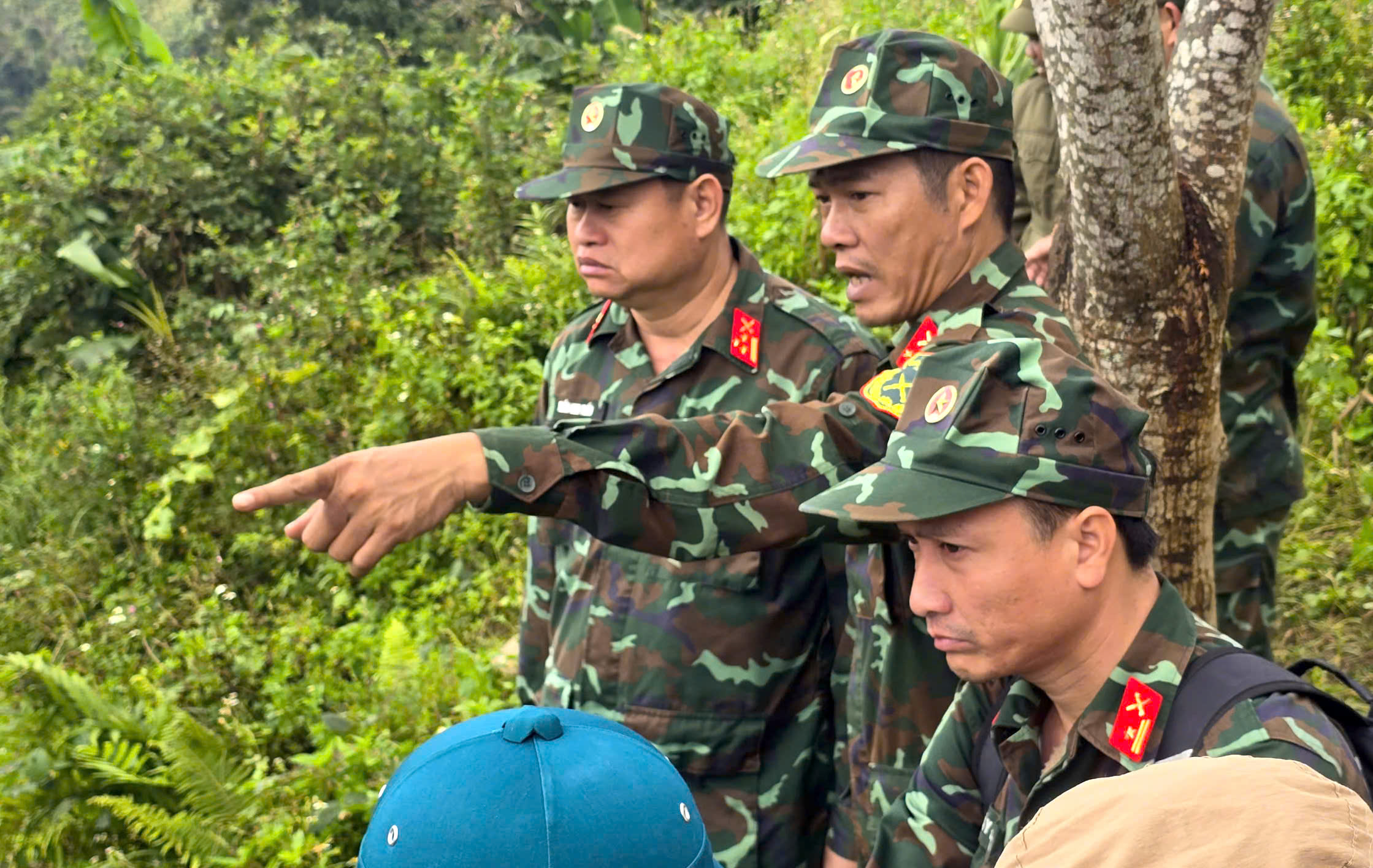 Qu&acirc;n đội d&ugrave;ng flycam t&igrave;m kiếm 3 nạn nh&acirc;n nghi mất t&iacute;ch trong vụ sạt lở n&uacute;i ở Đ&agrave; Nẵng- Ảnh 4.