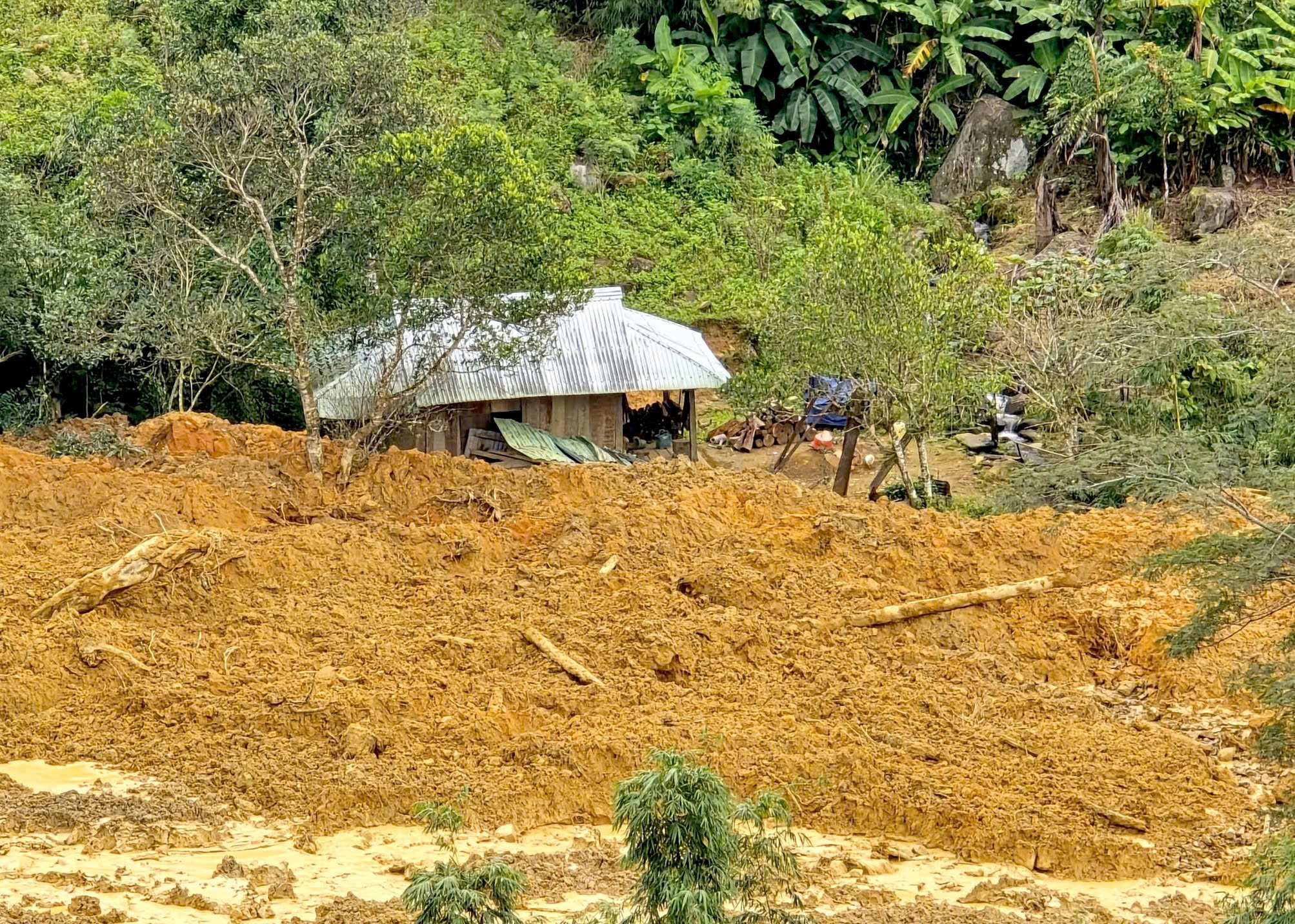 Qu&acirc;n đội d&ugrave;ng flycam t&igrave;m kiếm 3 nạn nh&acirc;n nghi mất t&iacute;ch trong vụ sạt lở n&uacute;i ở Đ&agrave; Nẵng- Ảnh 8.