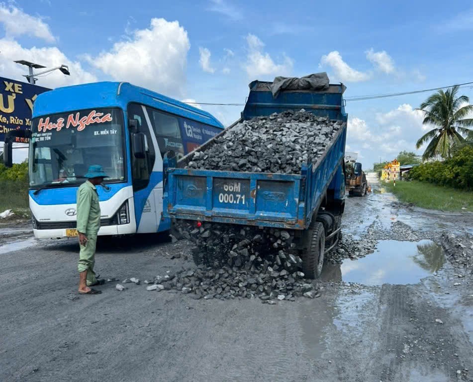Đồng Th&aacute;p: Gấp r&uacute;t sửa chữa đường nối QL80 v&agrave;o trung t&acirc;m Sa Đ&eacute;c- Ảnh 3.