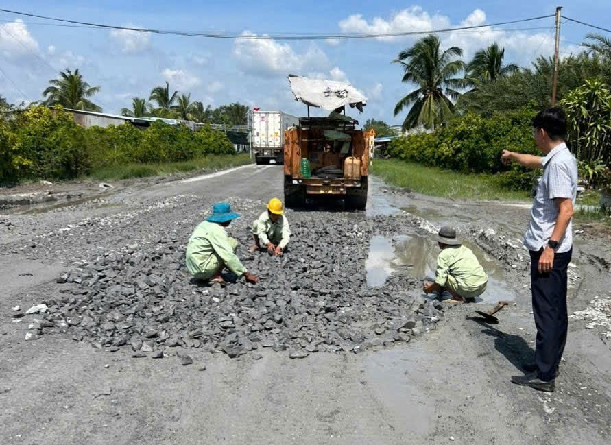 Đồng Th&aacute;p: Gấp r&uacute;t sửa chữa đường nối QL80 v&agrave;o trung t&acirc;m Sa Đ&eacute;c- Ảnh 2.